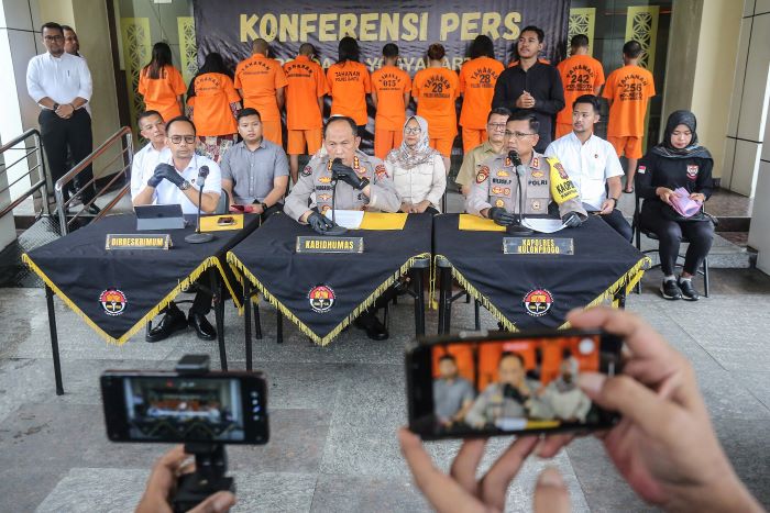 DICOKOK: Sebelas tersangka kasus tindak pidana perdagangan orang (TPPO) yang berhasil ditangkap jajaran Polda DIY saat dihadirkan di Mapolda DIY Senin (25/11/2024)