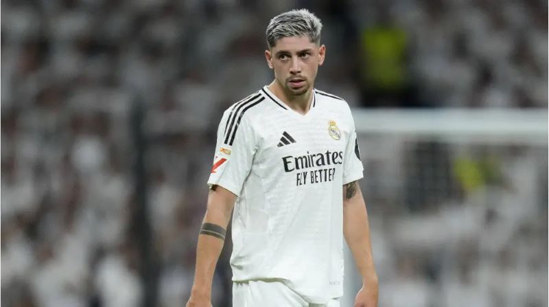 Federico Valverde akan absen perkuat Real Madrid saat laga El Clasico melawan Barcelona di La Liga karena luka di dahi setelah perselisihan dengan Aurelien Tchouamenit. (getty images)