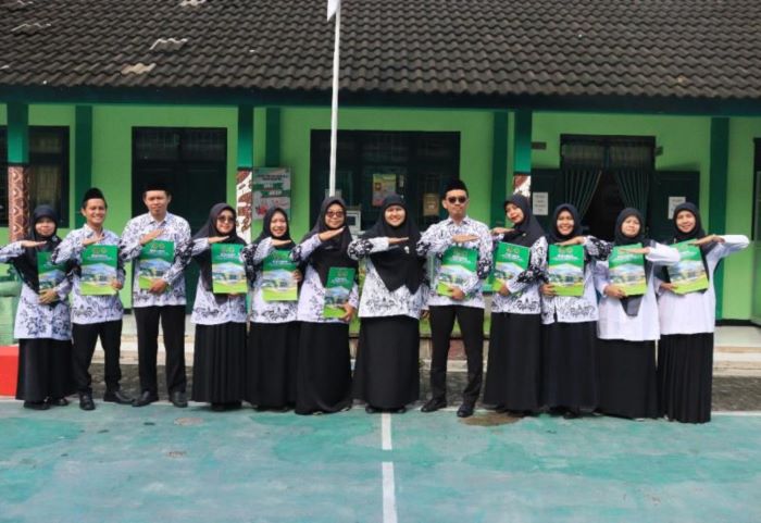 GIGIH: Para guru MTs Negeri 9 Bantul saat menerima penghargaan atas kinerja dan dedikasi dalam dunia pendidikan.