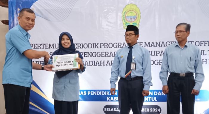 SIMBOLIS: Penyerahan penghargaan kepada sekolah terbaik di aula Bank Bantul Selasa (26/11/2024).