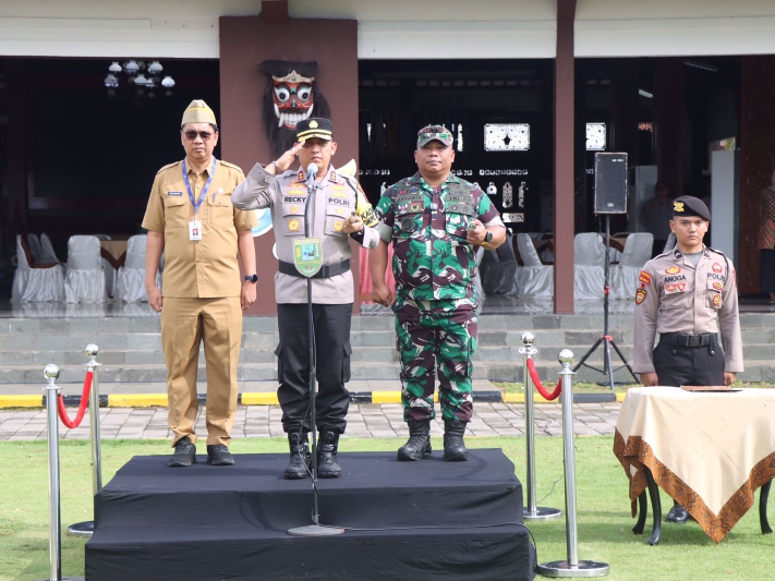 SIAGA PENGAMANAN : Kapolres Kebumen AKBP Recky memimpil apel pergeseran pasukan untuk pengamanan Pilkada 2024. (Dokumentasi Humas Polres Kebumen)