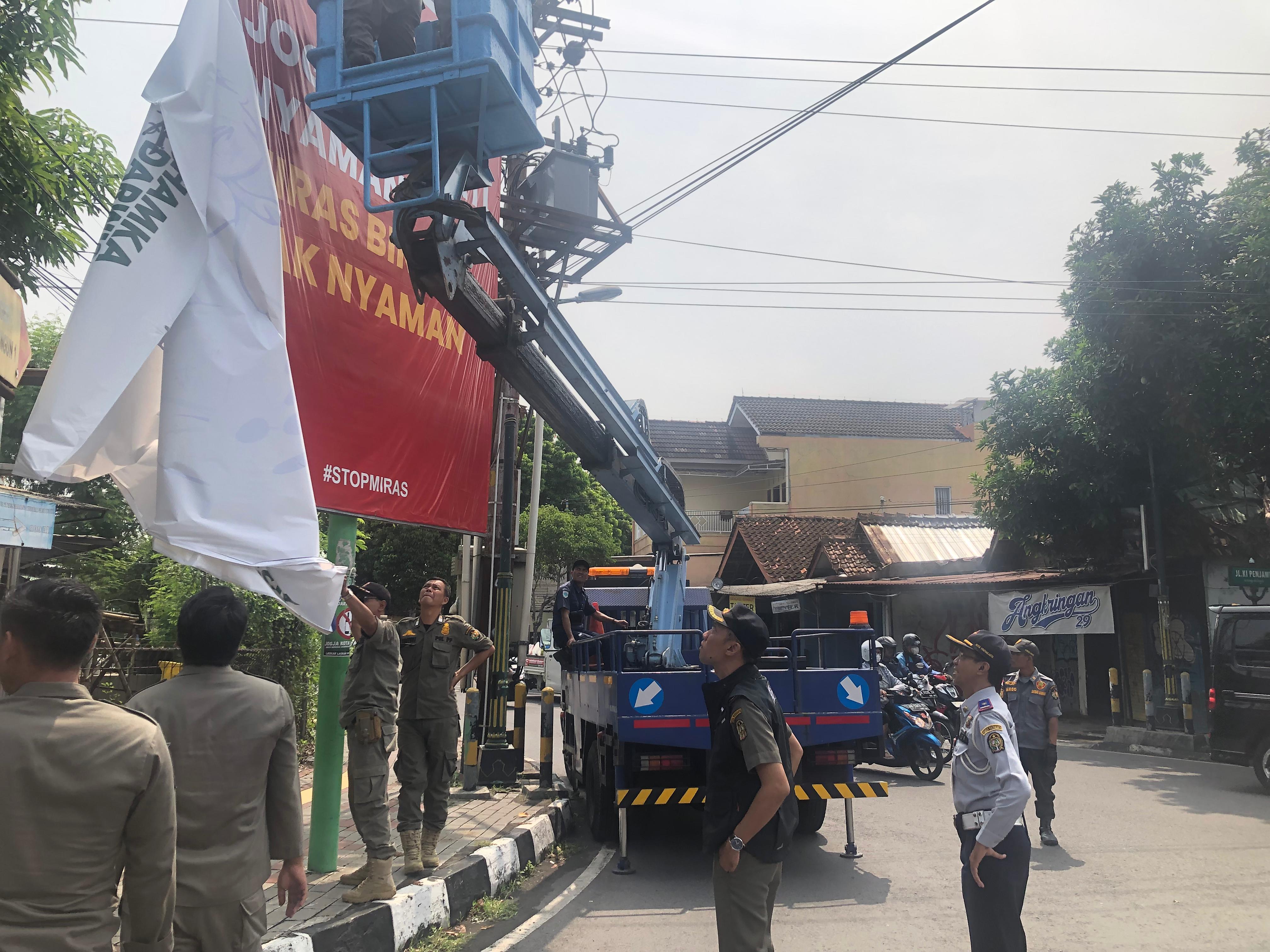Petugas gabungan saat melakukan pembersihan APK menggunakan alat berat di Simpang Empat Warungboto, Umbulharjo.  (DOKUMENTASI SATPOL PP KOTA Jogja)