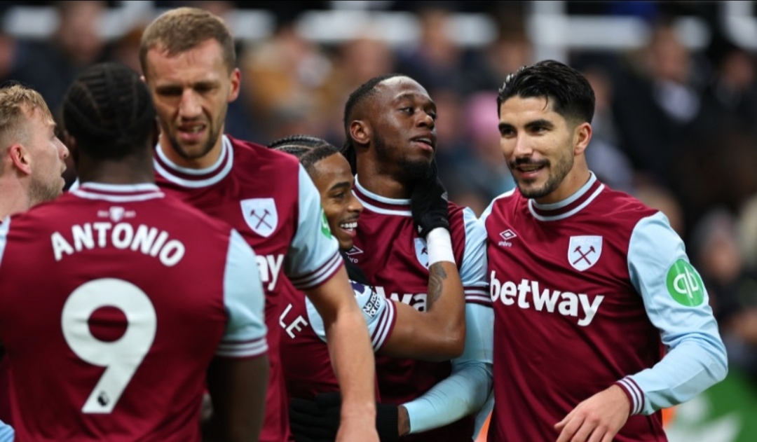 Penggawa West Ham United rayakan kemenangan 2-0 atas Newcastle United di St James Park