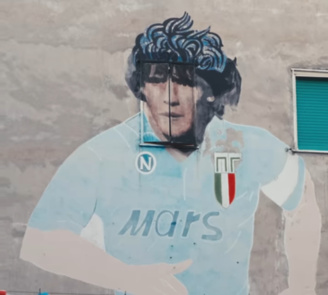 Mural Diego Maradona di kota Naples dalam peringatan empat tahun kematian sang legenda sepak bola Napoli dan Argentina (ig officialsscnapoli)