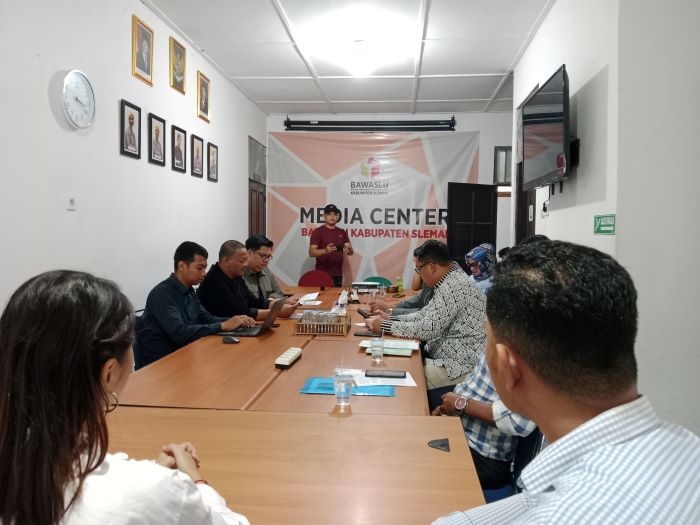 AMBIL LANGKAH: Tim Kusuka saat melakukan laporan ke Bawaslu Sleman Selasa (26/11/2024).