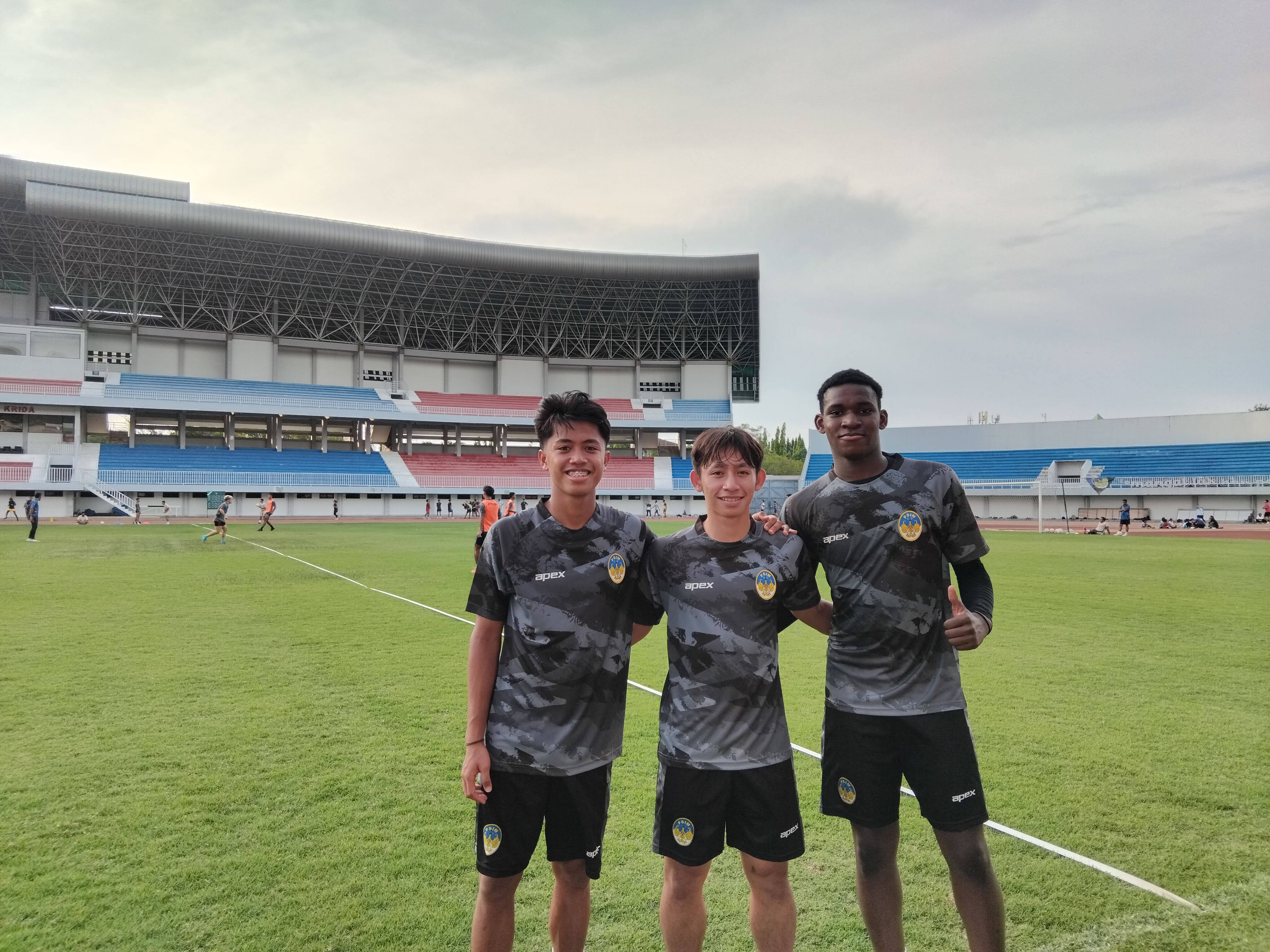 Ketiga pemain muda PSIM Jogja yang sudah kembali dari TC Timnas Indonesia Figo Dennis (kiri), Arlyansyah Abdulmanan (tengah), dan Ousmane Maiket (kanan) saat menjalani latihan rutin bersama para pemai