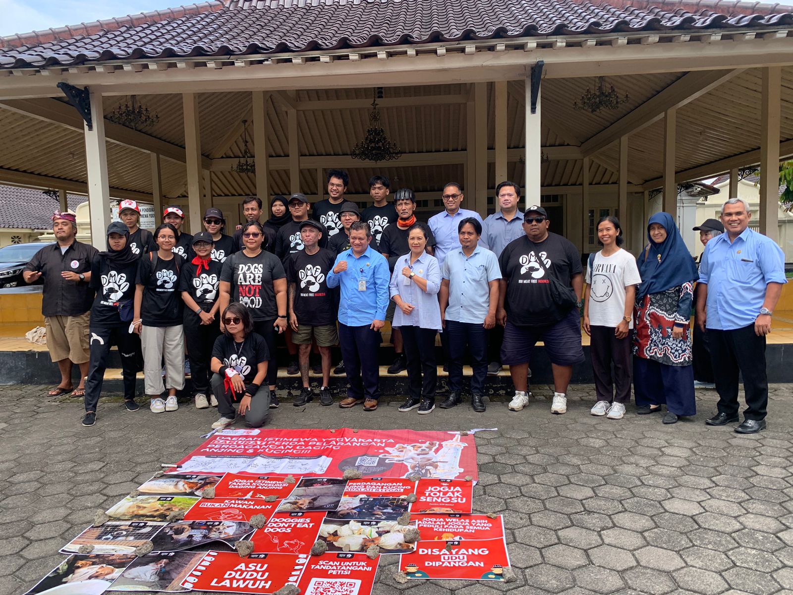 Koalisi Dog Meat Free Indonesia (DMFI) dan masyarakat peduli satwa mendatangi Kantor Gubernur Daerah Istimewa Yogyakarta (DIY), Selasa (26/11).