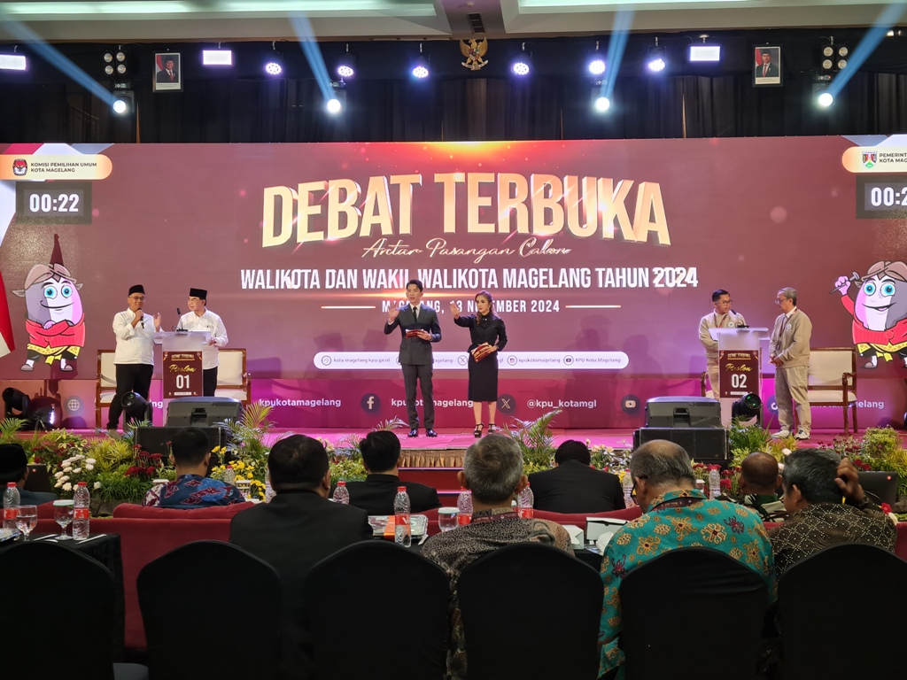 CARI SIMPATI: Kedua paslon wali kota dan wakil wali Kota Magelang menyampaikan visi, misi, dan program kerja saat debat terbuka putaran kedua di Hotel Atria, Rabu malam (13/11).