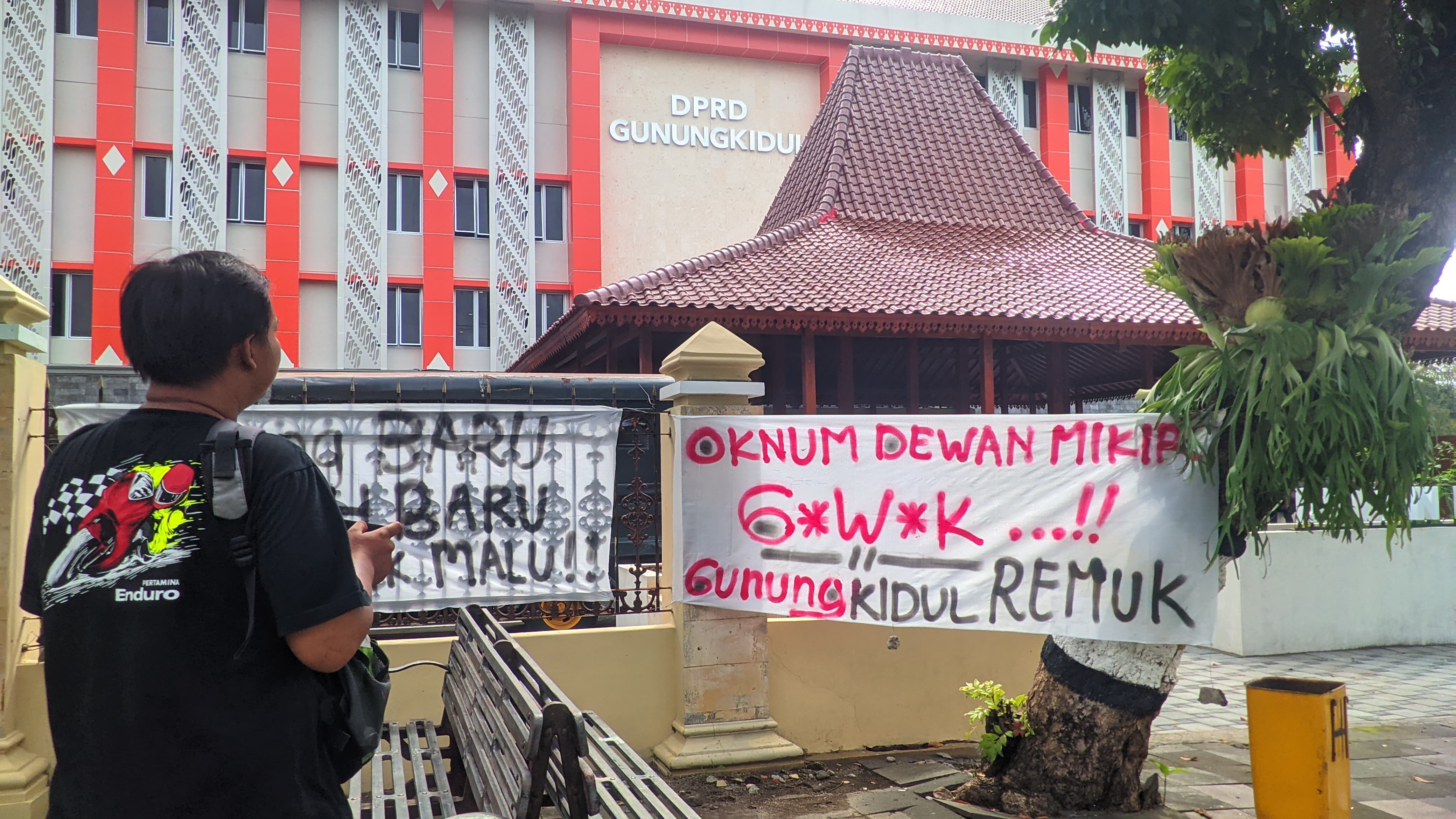 &nbsp;  Aksi demonstrasi di Gedung DPRD Gunungkidul imbas beredarnya video call mesum oknum pimpinan dewan, Selasa (26/11) siang.  &nbsp;