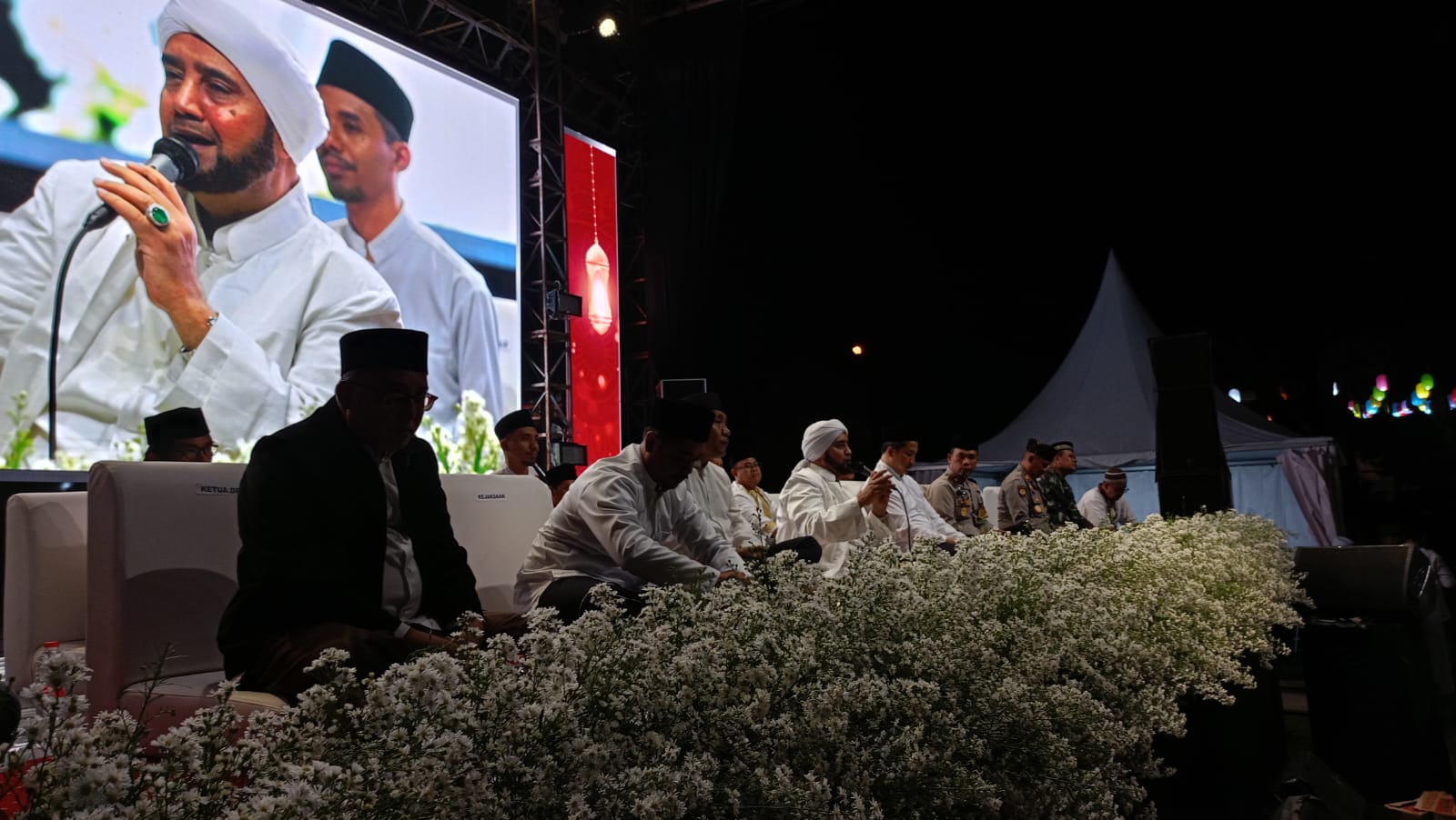 KHIDMAT: Habib Syech bin Abdul Qodir Assegaf memimpin selawat dan doa bersama di Alun-alun Magelang dalam rangka menyongsong pilkada, Senin malam (25/11/2024).