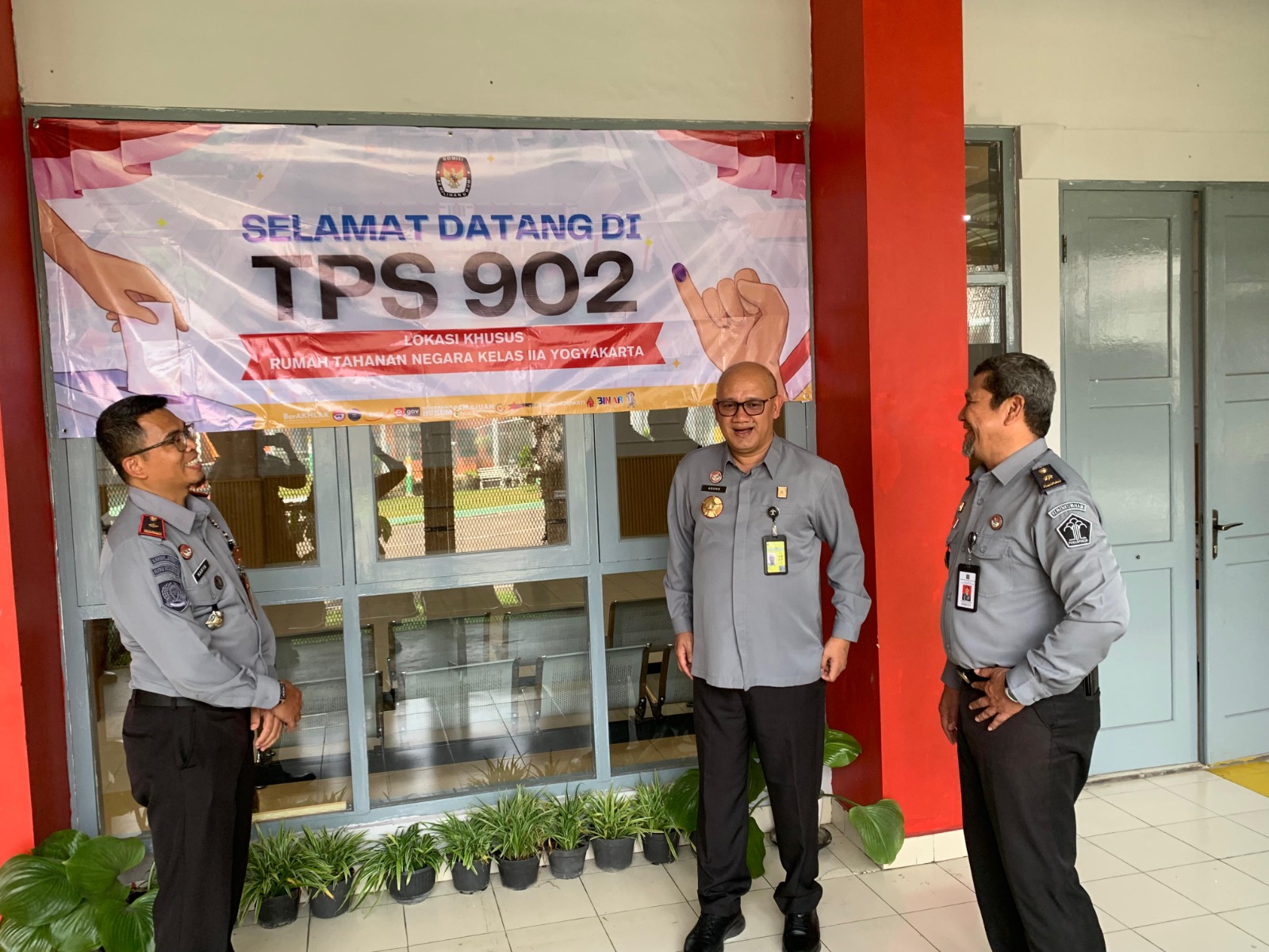 CEK KESIAPAN: Kepala Kanwil Kemenkumham DIY (tengah) memantau kesiapan TPS 902 yang berada di Rutan Kelas IIA Jogja, Selasa (26/11/2024).