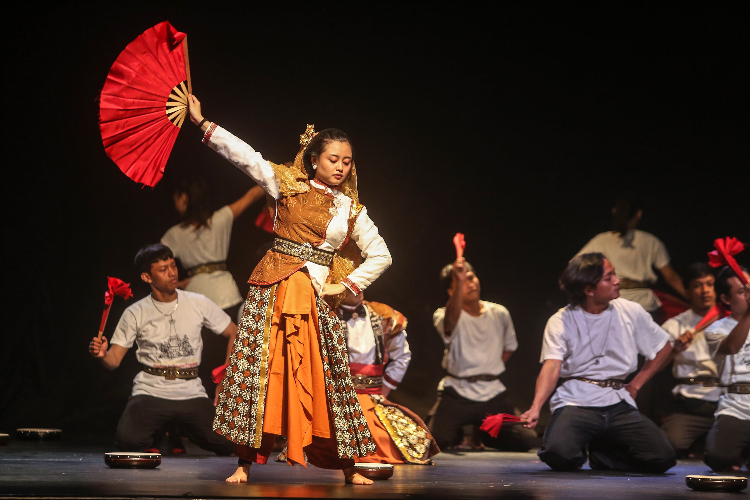 Para penari menggelar gladi bersih di Gedung Societeit Militair, Taman Budaya Jogja, Selasa (26/11). gladi bersih itu dilakukan untuk mengikuuti pentas temu karya taman budaya se Indonesia 2024 di Aceh (Foto: Elang Kharisma Dewangga).