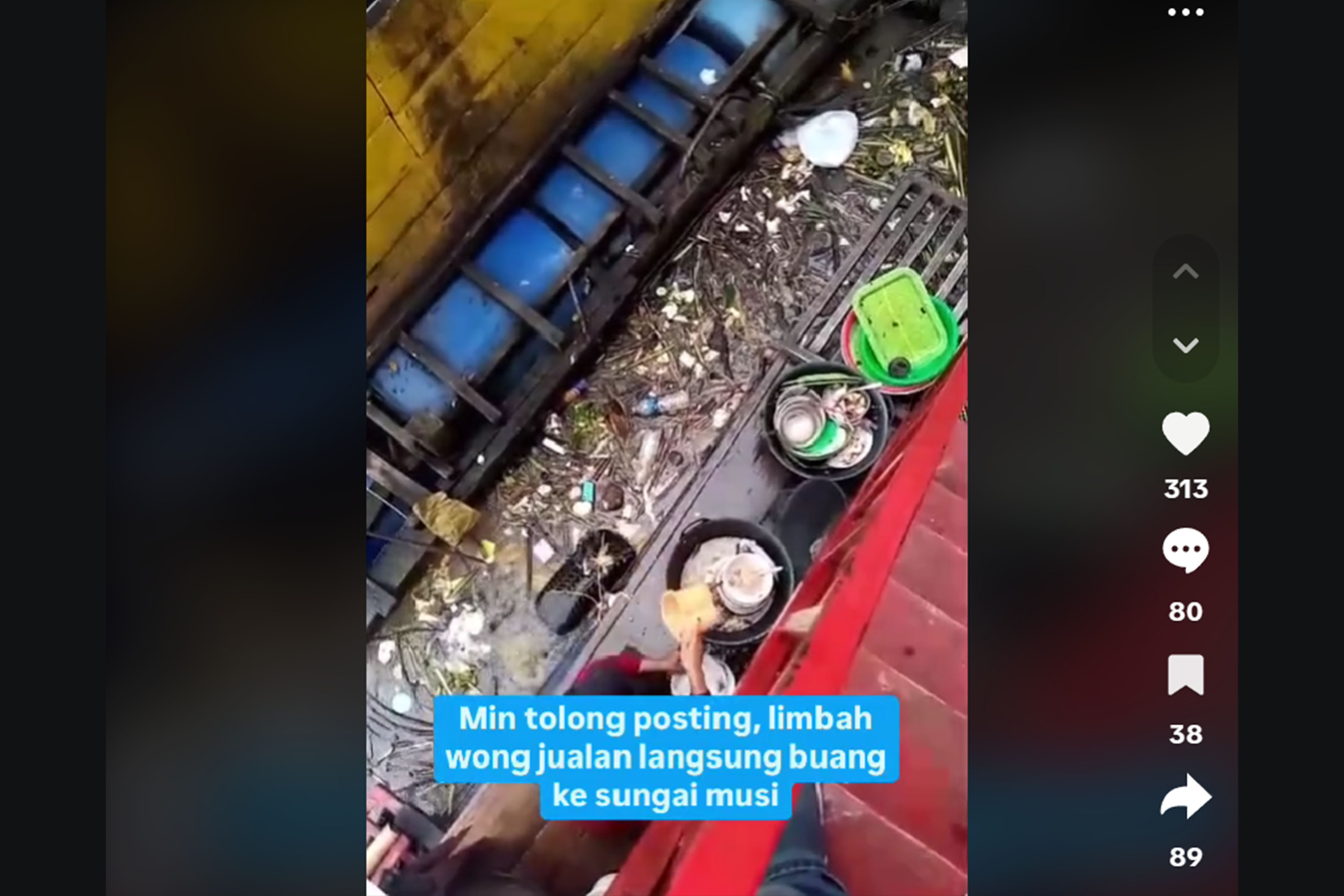 Heboh, sebuah warung makan di Palembang terekam mencuci piring di selokan, yang ternyata warung apung di Sungai Musi bawah Jembatan Ampera.