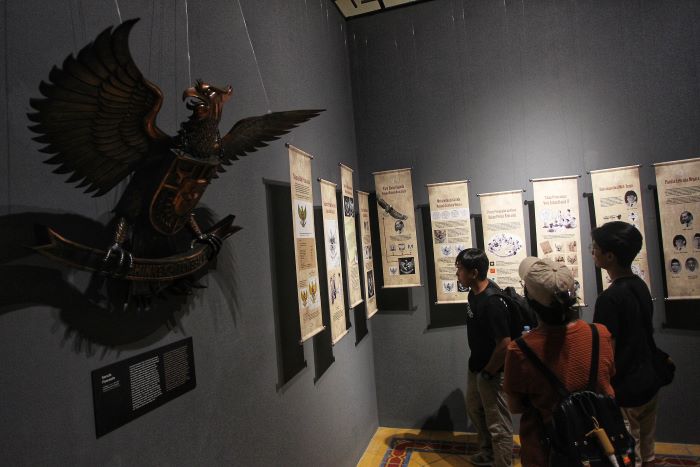 JAGA EKSISTENSI: Pengunjung mengamati karya yang dipajang dalam pameran tahunan Annual Museum Exhibition (AMEX) di Museum Sonobudoyo.