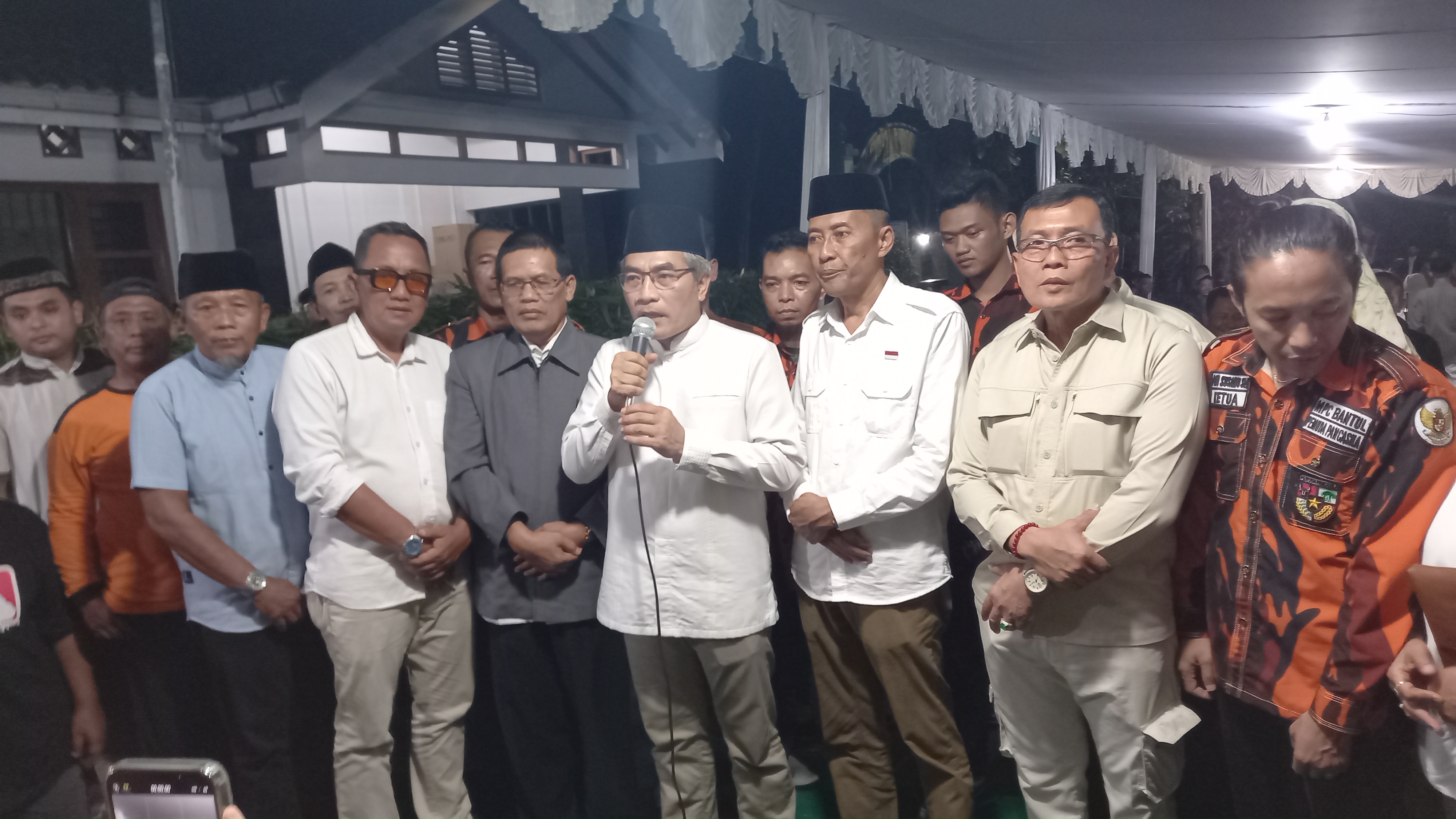 Pidato hasil hitung cepat: Di depan rumahnya Halim memaparkan pidatonya sambil meminta pendukungnya agar tidak melakukan perayaan secara berlebihan