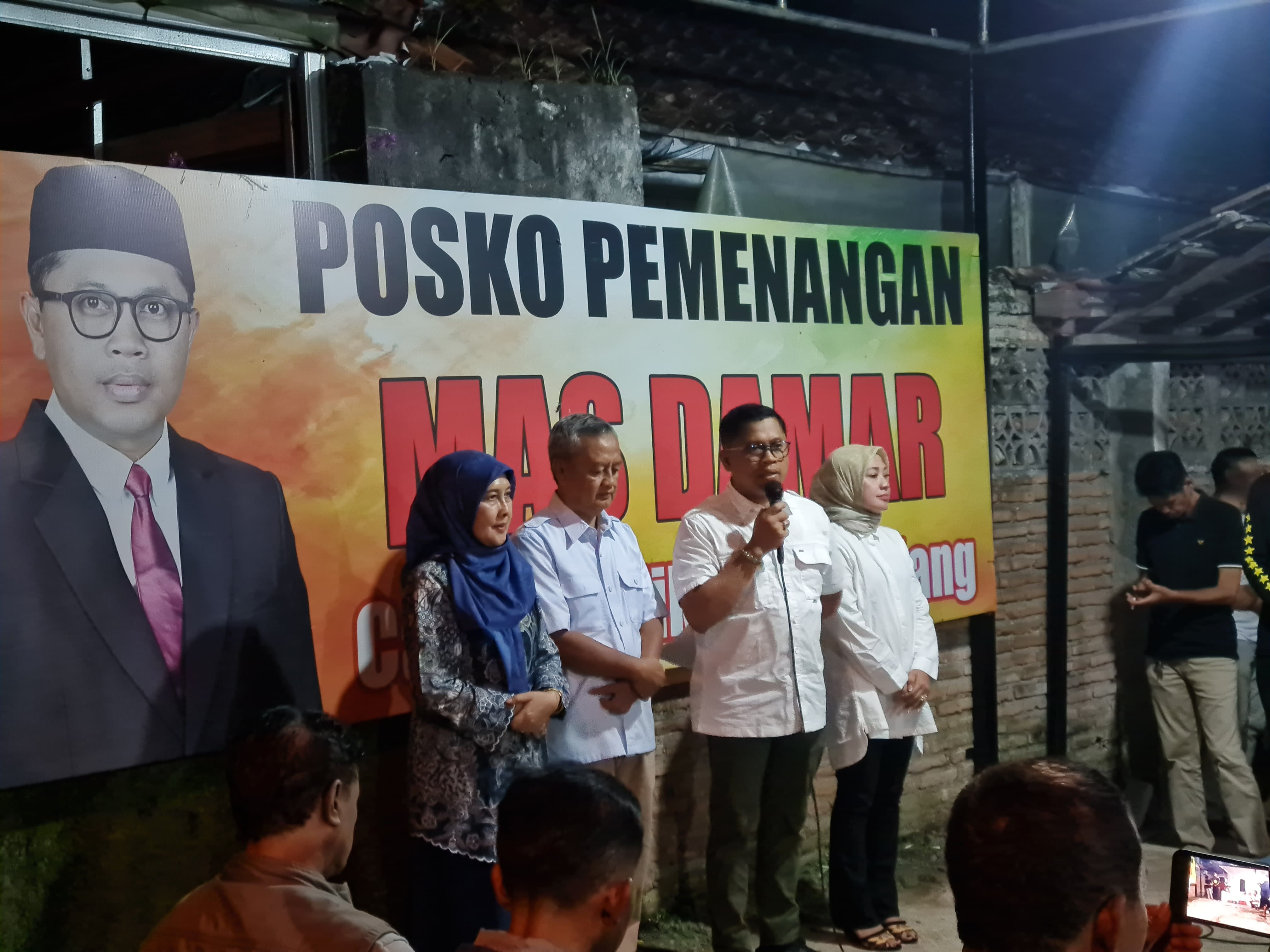 PAPARAN: Paslon wali kota dan wakil wali Kota Magelang nomor urut 02 Damar Prasetyono-Sri Harso saat menyampaikan terima kasih dan syukurnya di hadapan pendukung.