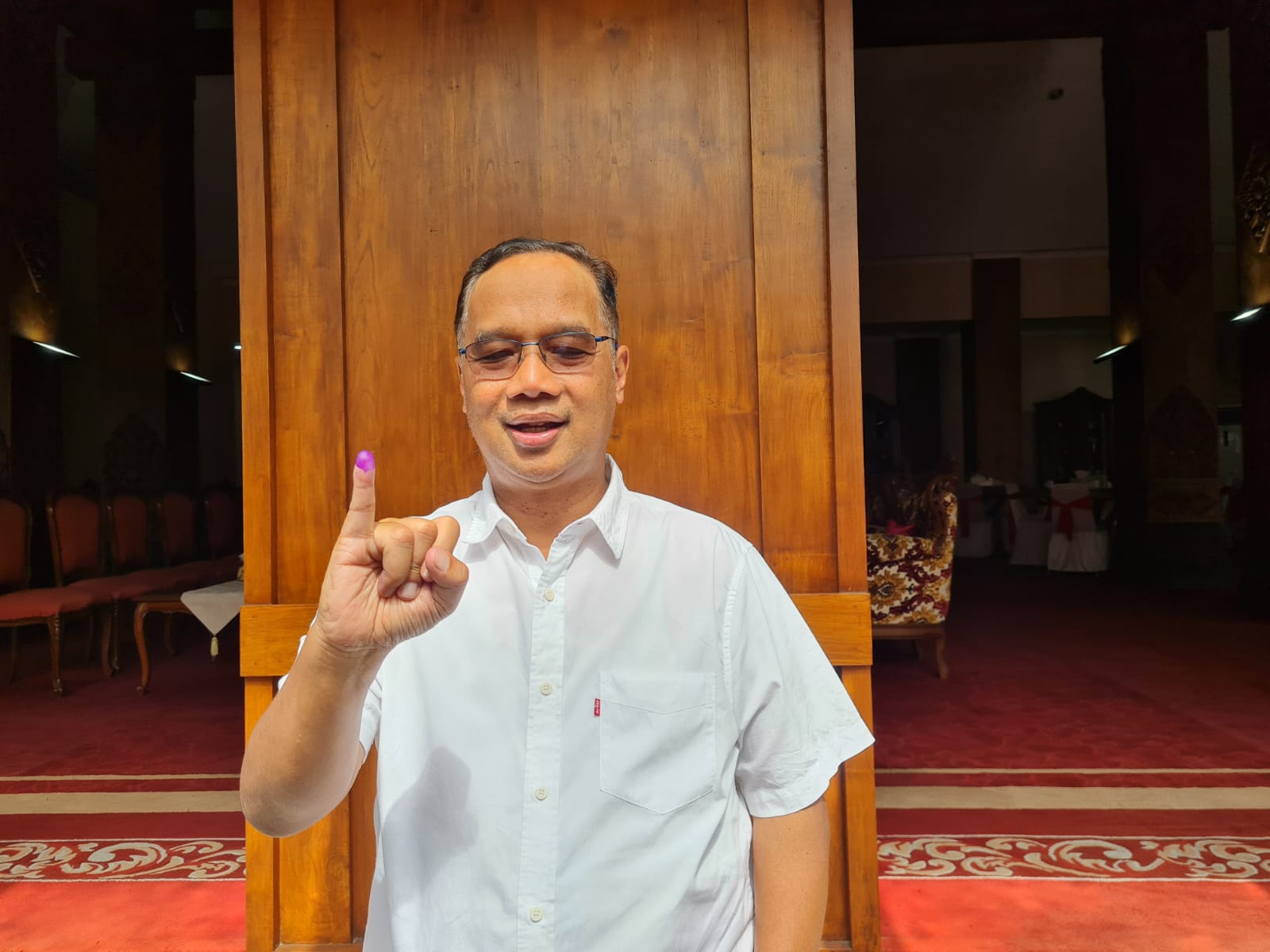SELESAI NYOBLOS: Calon Wali Kota Magelang Nomor Urut 01 Muchamad Nur Aziz saat menunjukkan jari kelingkingnya usai mencoblos di TPS 008 Kemirirejo, Rabu (27/11/2024).