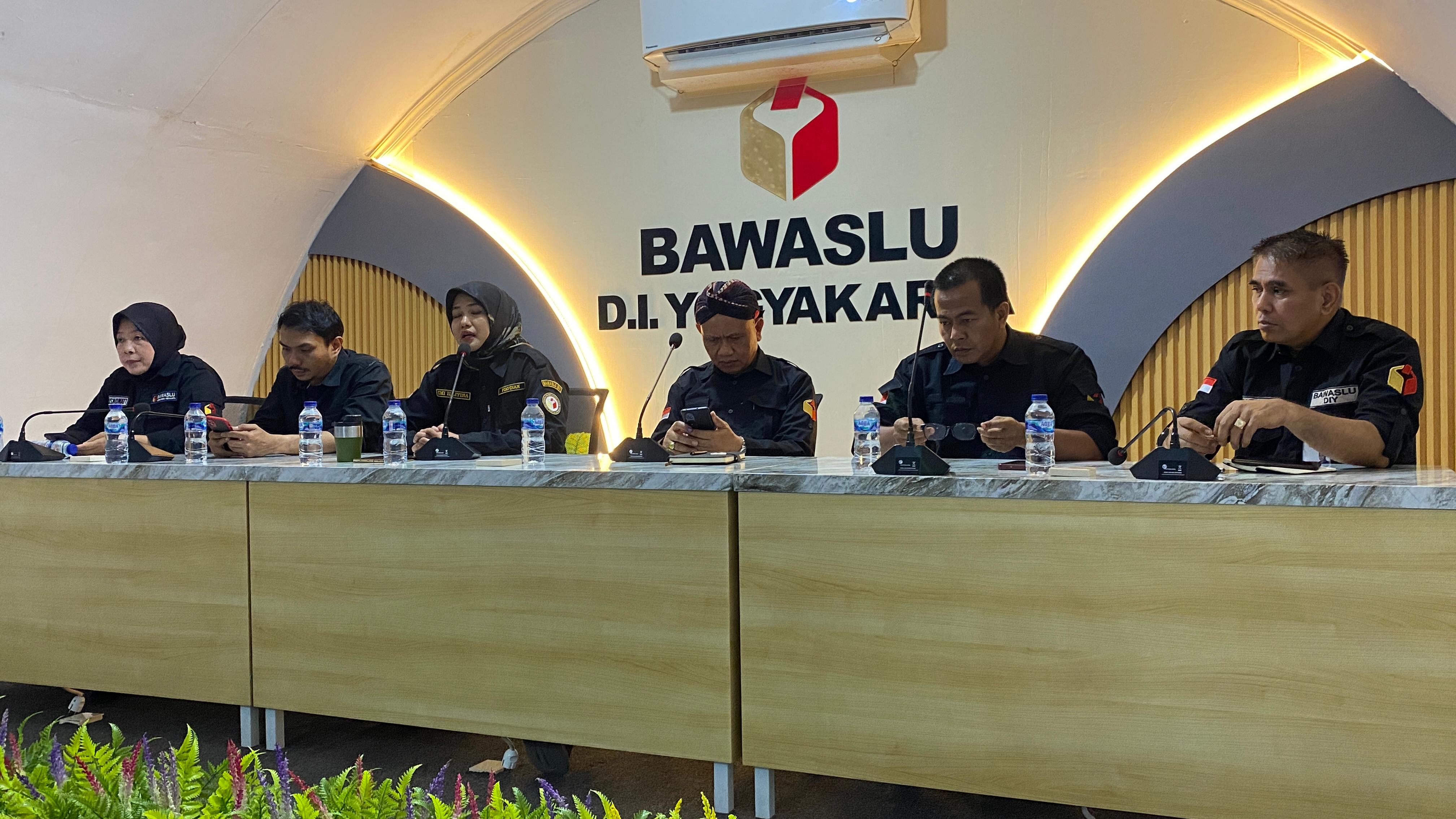 Bawaslu DIY menyampaikan keterangan pers terkait Pilkada 2024 di DIY.