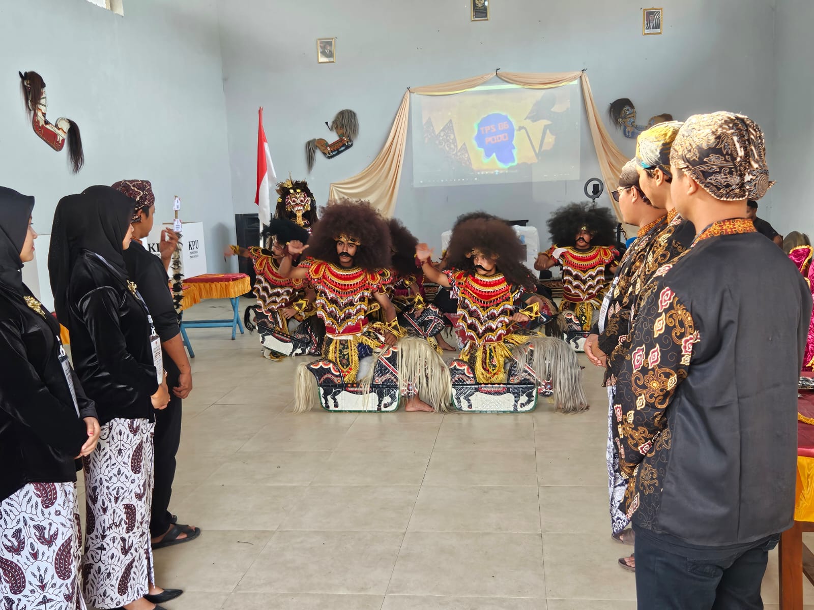 MENARIK: Penari jaran kepang mengiringi petugas KPPS menuju TPS dan unjuk kebolehan beberapa menit sebelum pembukaan coblosan.