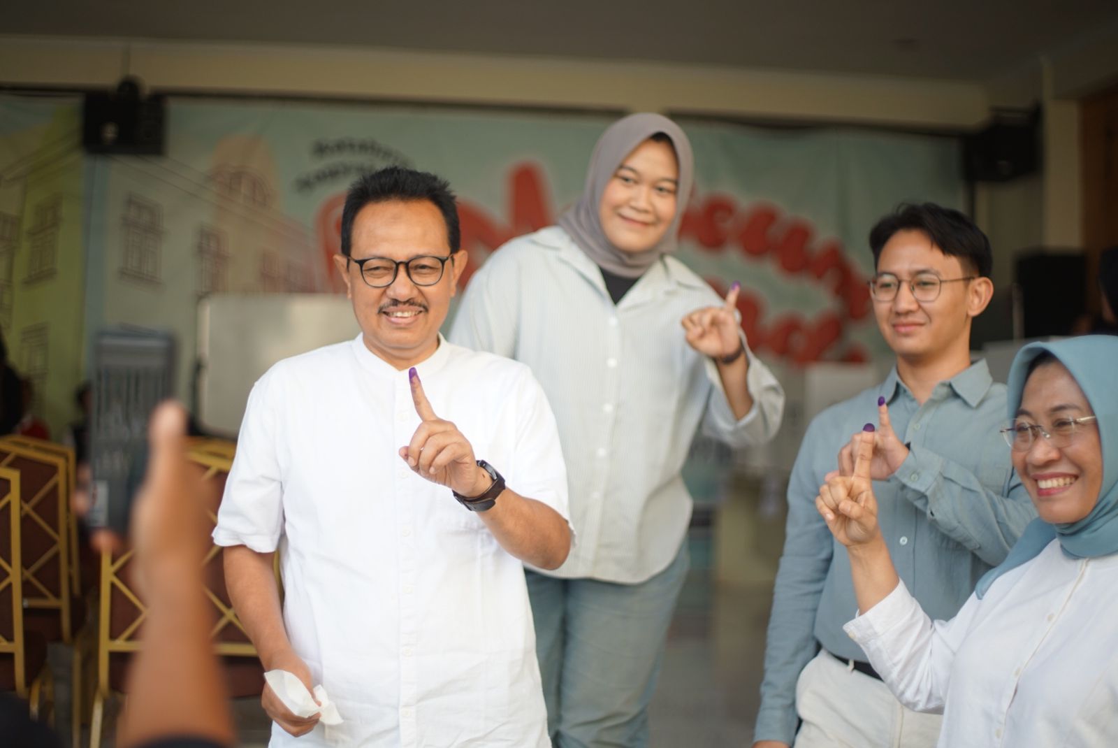 Heroe Poerwadi bersama dengan keluarganya saat mencoblos di TPS 001 Kotabaru, Rabu (27/11/2024).