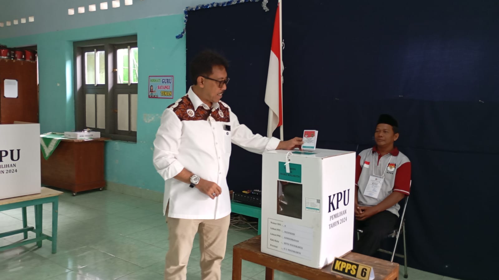 Muhammad Afnan Hadikusumo saat menggunakan hak suaranya di di Kampung Kauman tepatnya TPS 008, Ngupasan, Gondomanan, Kota Jogja pada Rabu (27/11/2024).