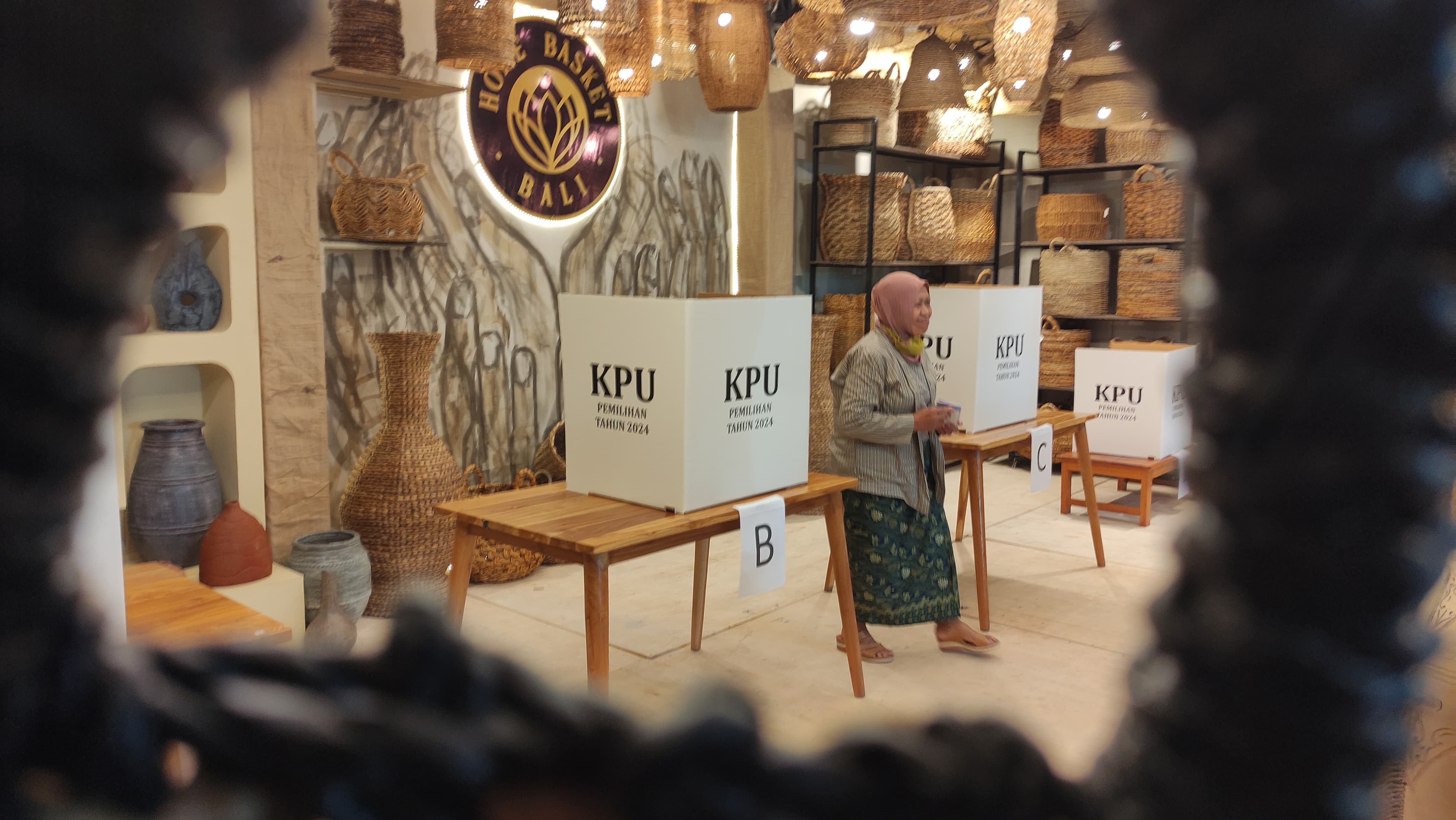 Warga Padukuhan Sadang memberikan hak pilihnya di TPS 07 Padukuhan Sadang, Tanjungharjo, Nanggulan, Kulon Progo Rabu (27/11/2024).