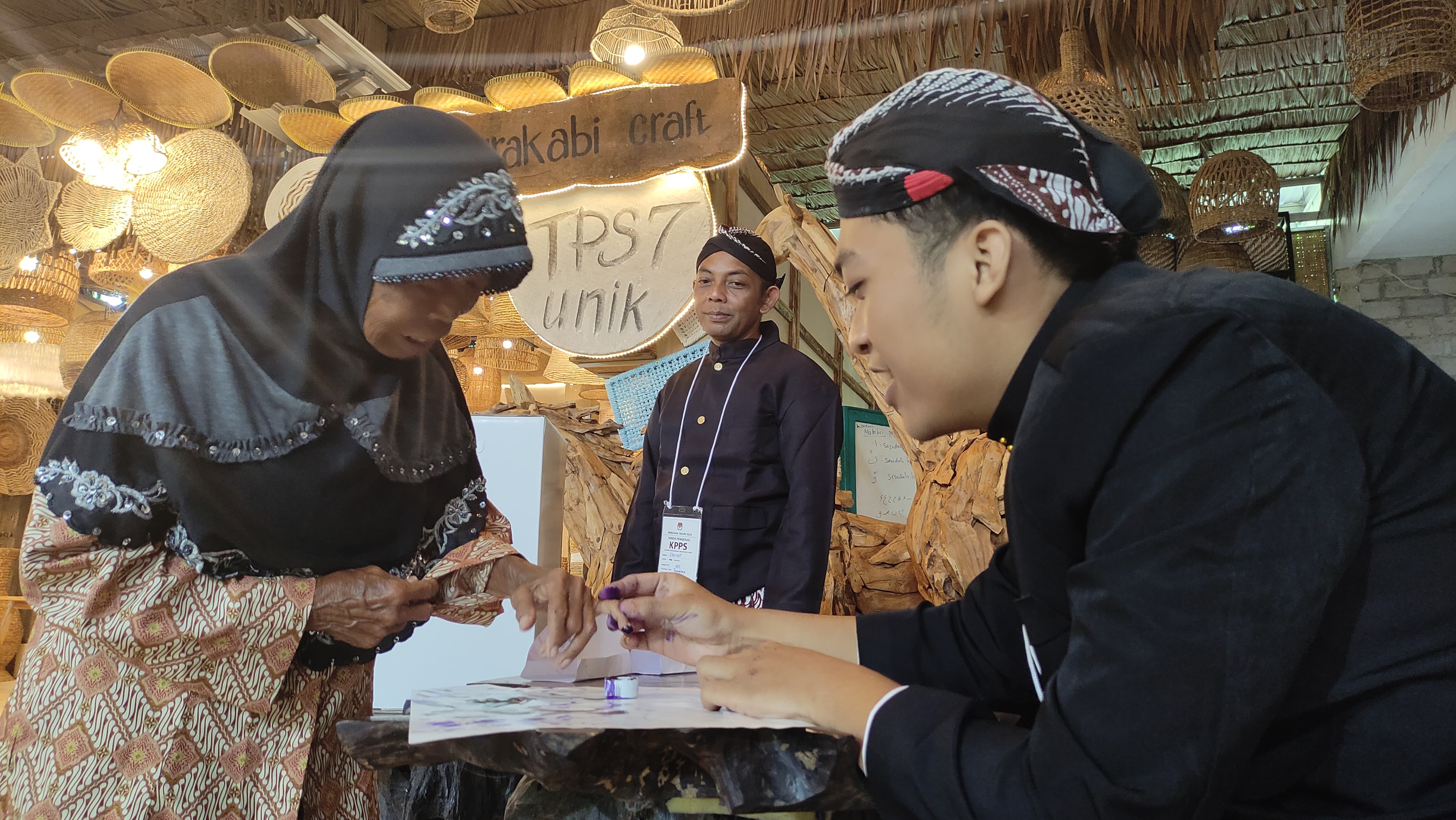 Warga Padukuhan Sadang memberikan hak pilihnya di TPS 07 Padukuhan Sadang, Tanjungharjo, Nanggulan, Kulon Progo Rabu (27/11/2024).