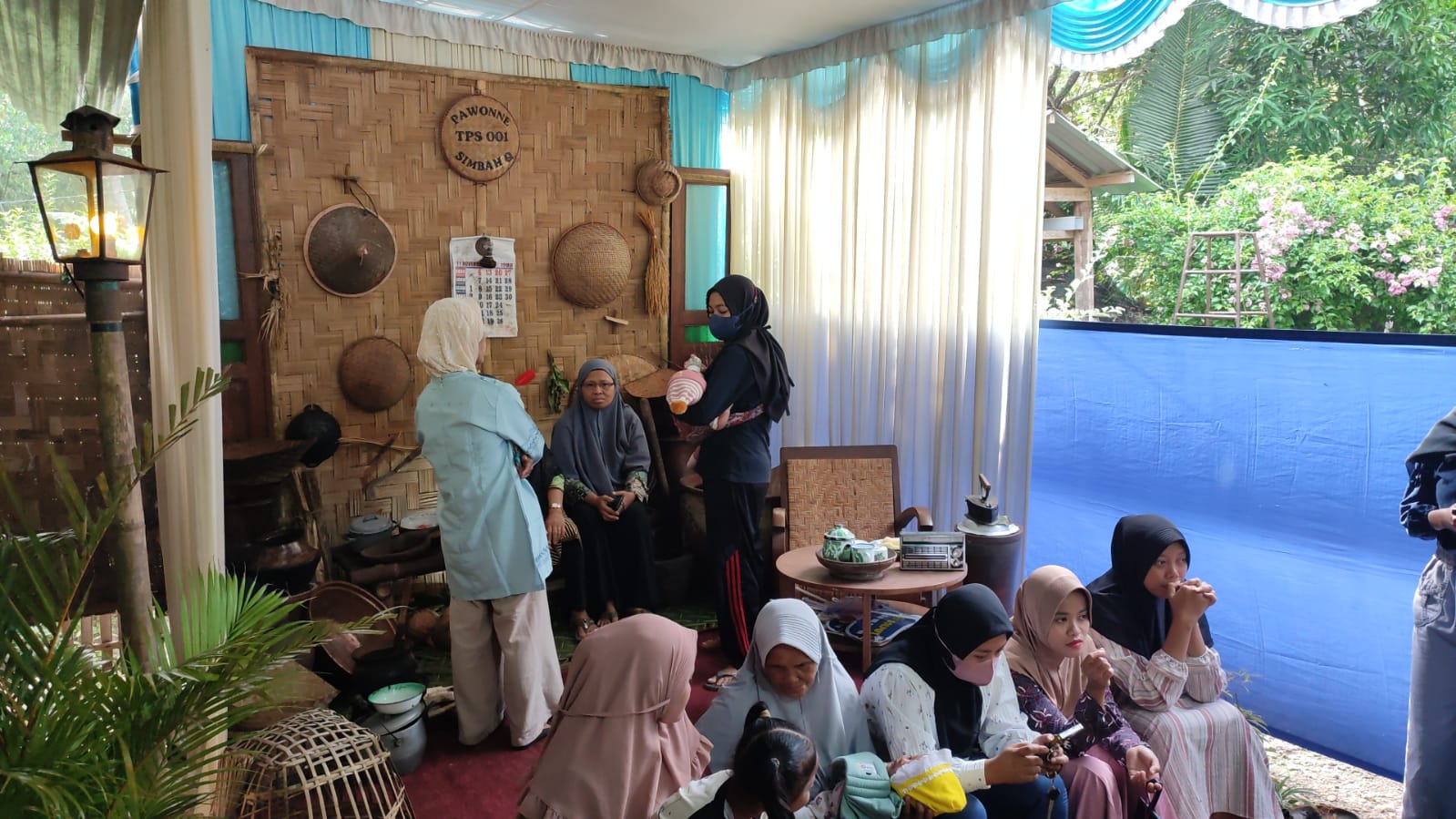 TPS 001, Dusun Sinan, Desa Candingasinan, Kecamatan Banyuurip, Purworejo bertemakan dapur tempo dulu untuk menarik pemilih.&nbsp;  &nbsp;