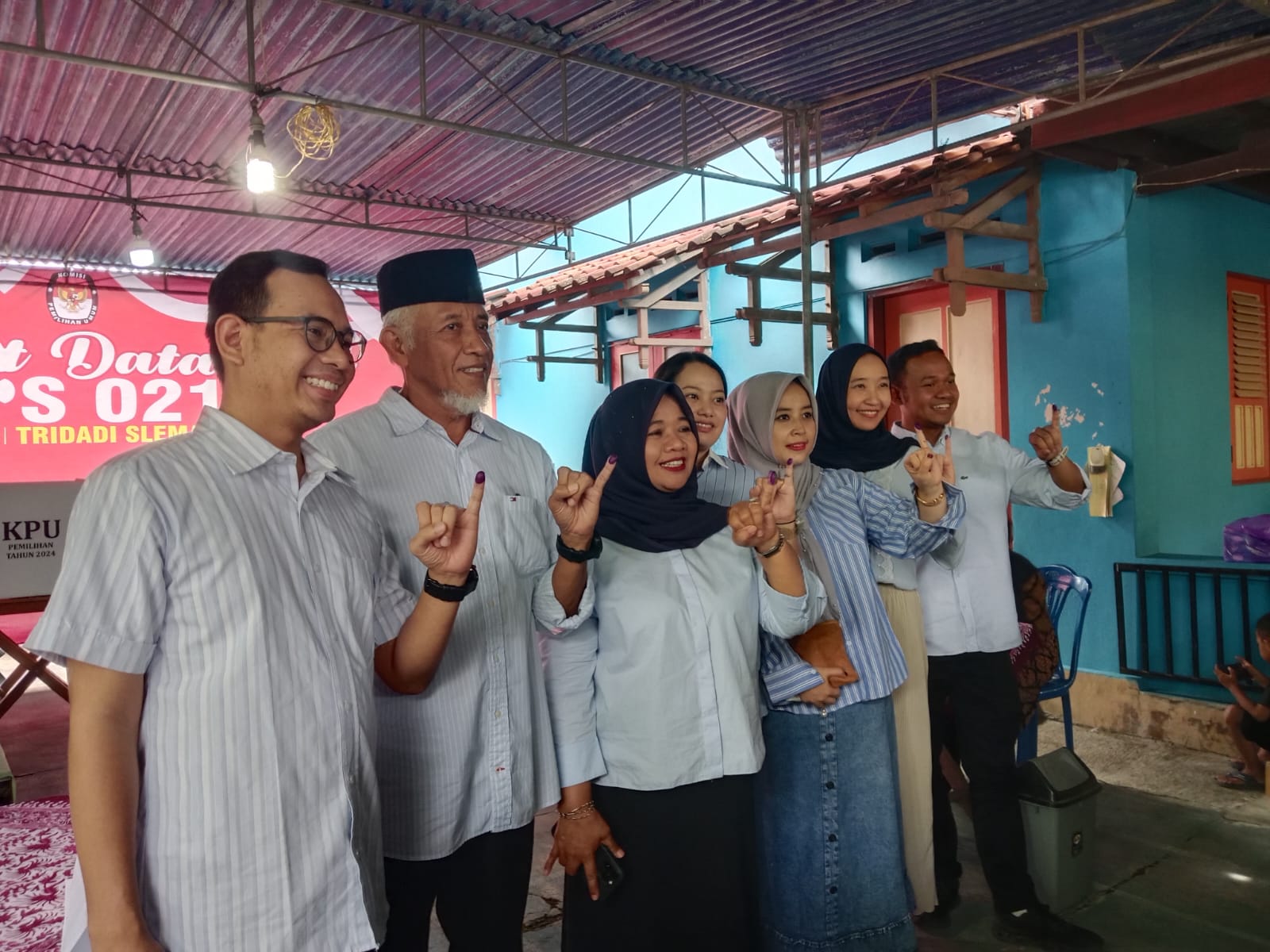 Kustini Sri Purnomo bersama keluarga saat mencoblos di TPS 21 Dusun Jaban, Tridadi, Sleman Rabu (27/11/2024)
