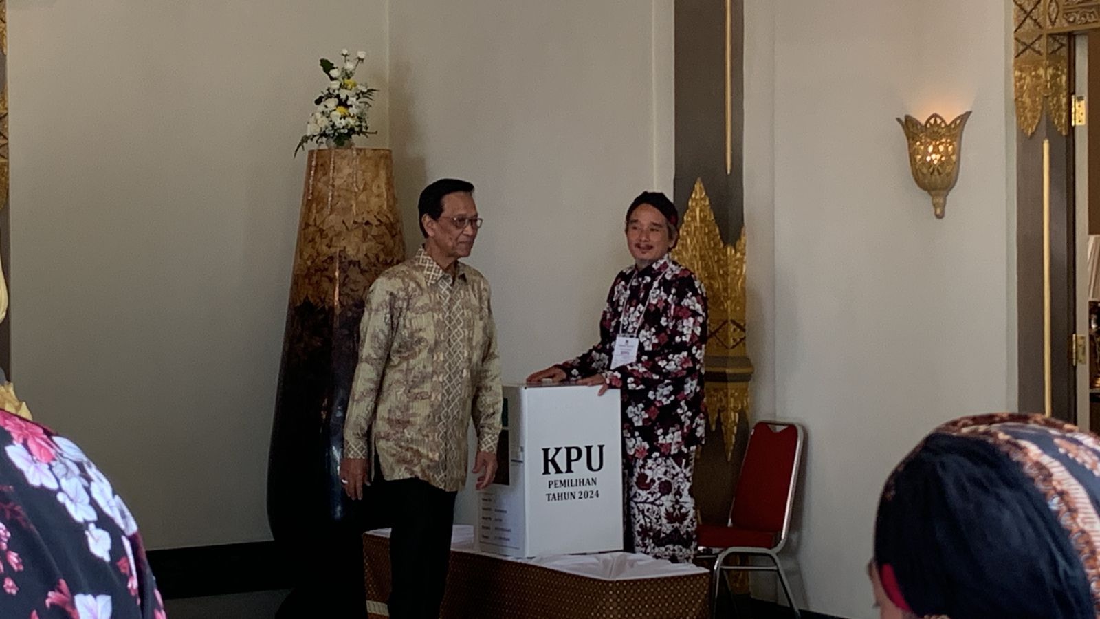Sri Sultan Hamengku Buwono X menggunakan hak pilihnya (27/11/2024). (AGUNG DWI PRAKOSO / RADAR JOGJA)