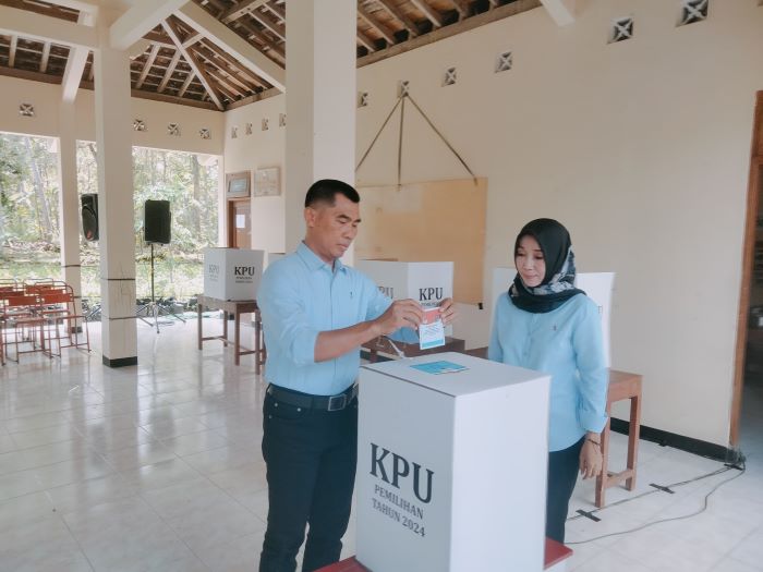 Sunaryanta turut menyalurkan suaranya di TPS 001 Kwarasan Wetan, Kalurahan Kedung Keris, Nglipar, Gunungkidul