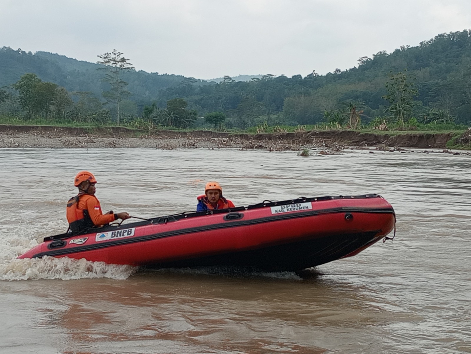 OPERASI PENCARIAN : Tim SAR melakukan manuver menggunakan perahu karet di dekat lokasi hilangnya Mugiyanto, 33, yang dilaporkan hilang terseret arus Sungai Lukulo. (Dokumentasi BPBD Kebumen)
