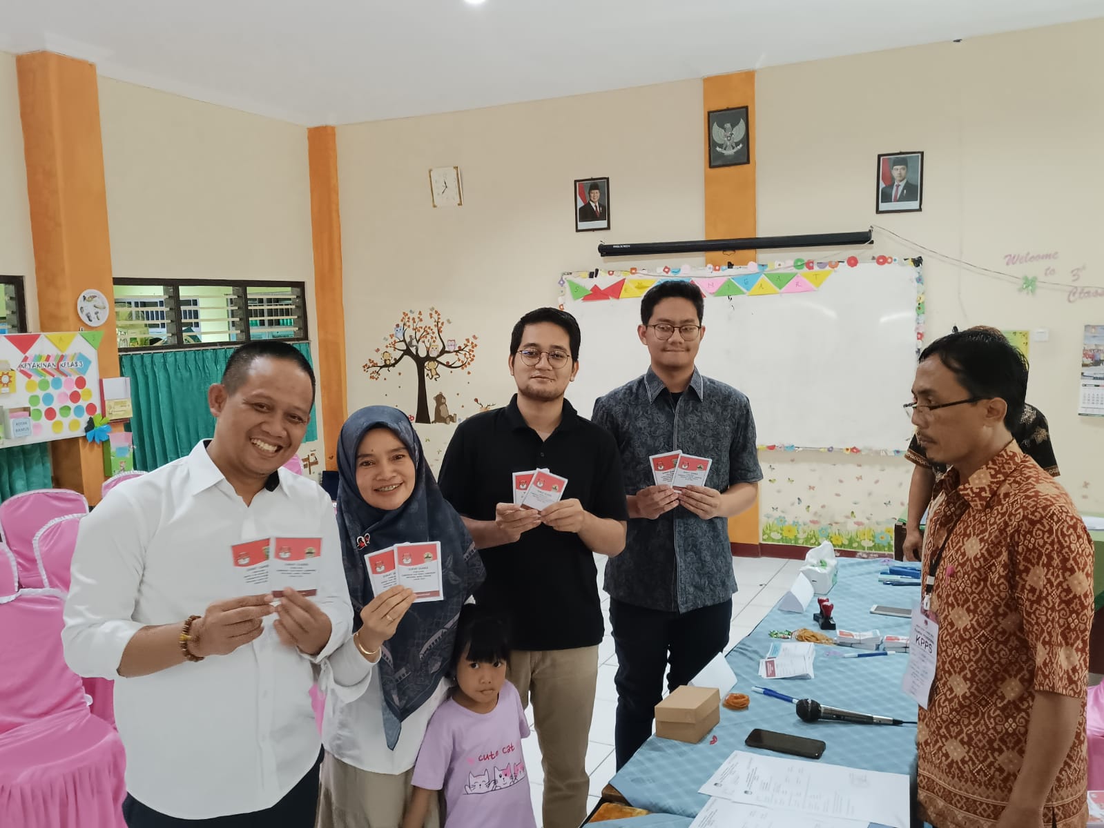 SANG PETAHANA : Calon Bupati Kebumen nomor urut 01 Arif Sugiyanto menggunakan hak suaranya di TPS 015 Kelurahan Panjer, Kecamatan Kebumen.
