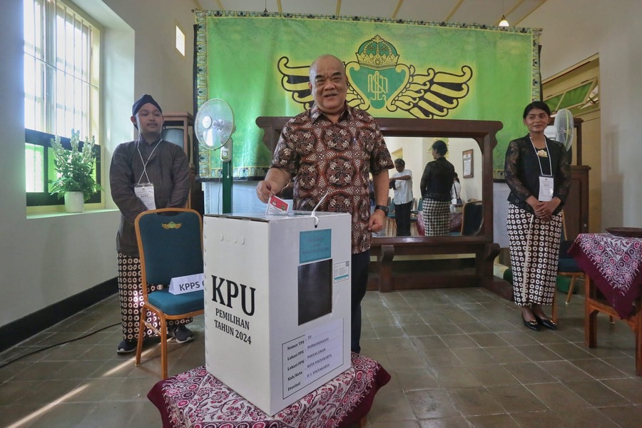 Wakil Gubernur DIJ, Paku Alam X bersama keluarga menggunakan hak pilih di TPS 10, Purwokinanti, Puro Pakualaman, Jogja, Rabu (27/11/2024).