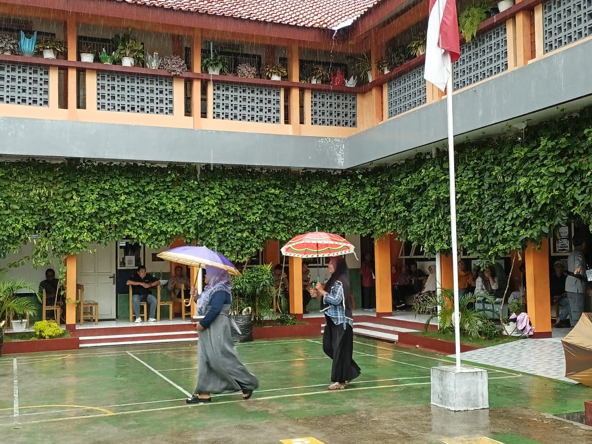 SALURKAN HAK PILIH : Warga Kelurahan Panjer, Kecamatan Kebumen antusias datang ke tempat pemungutan suara (TPS) meski diguyur hujan