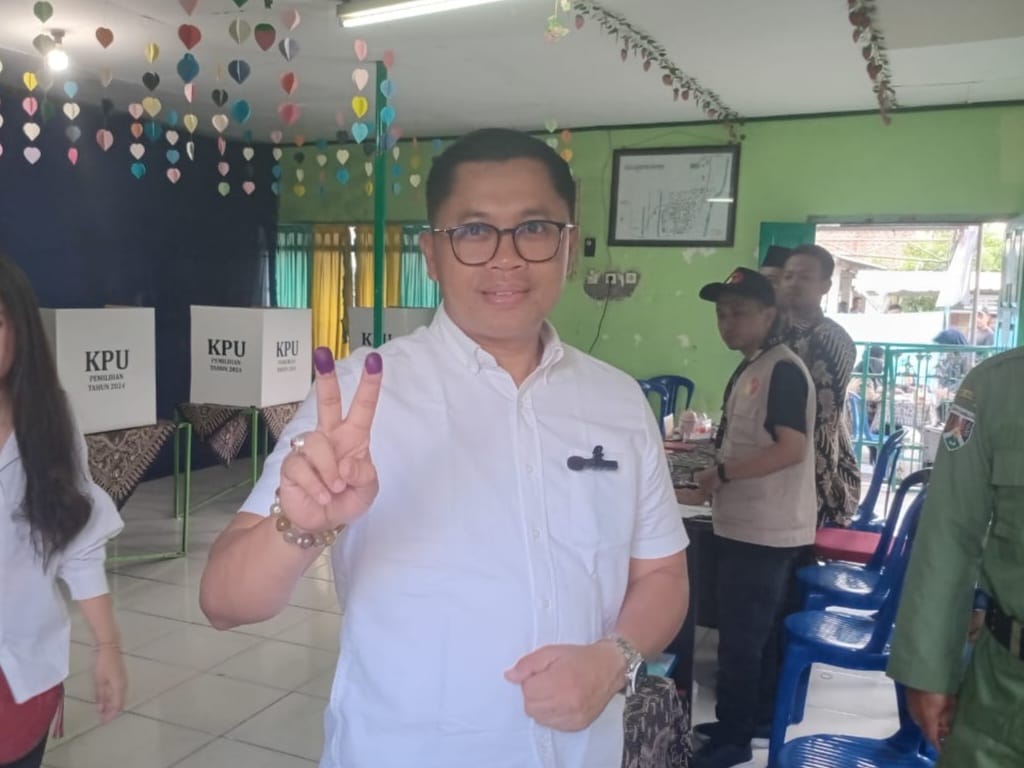 PAMER JARI: Calon Wali Kota Magelang nomor urut 02 Damar Prasetyono usai mencoblos di TPS 011 Kedungsari, Rabu (27/11/2027).
