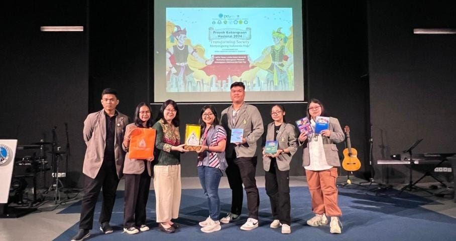 SELAMAT - Momen penuh rasa syukur! Tim UKDW berhasil meraih Juara 3 Call for Paper di Universitas Kristen Petra, Surabaya