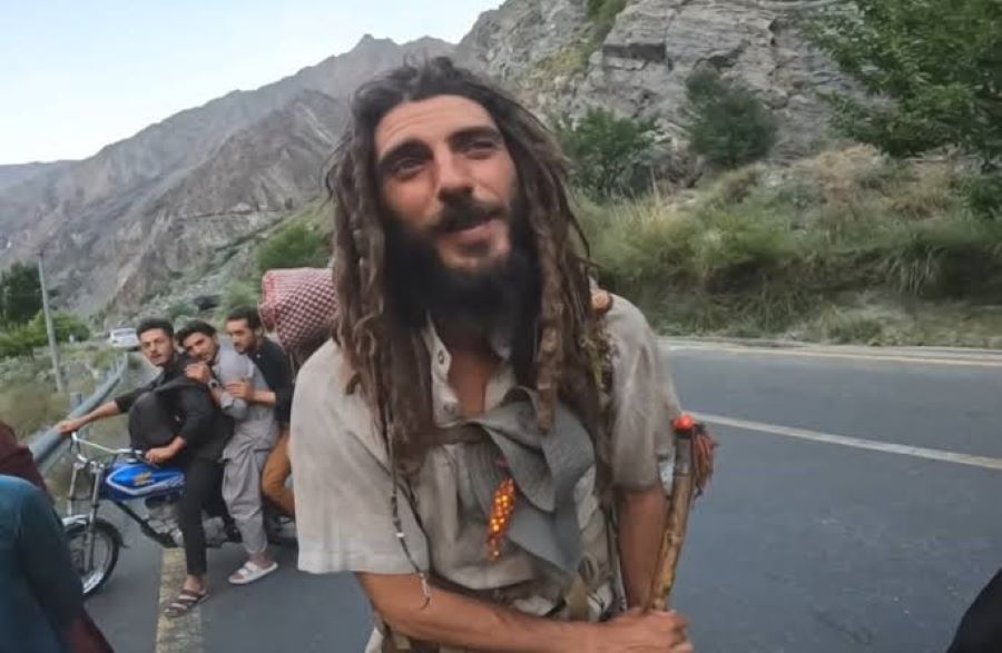 Axel Pons, mantan pebalap Moto2, dalam perjalanan spiritualnya melintasi benua tanpa alas kaki.