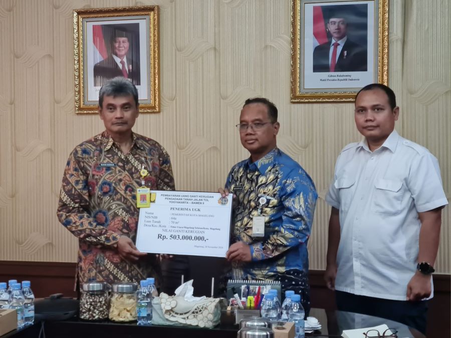 SIMBOLIS: Wali Kota Magelang Muchamad Nur Aziz menerima dokumen pencairan dana karena aset tanah milik pemkot terdampak proyek jalan tol Jojga-Bawen.