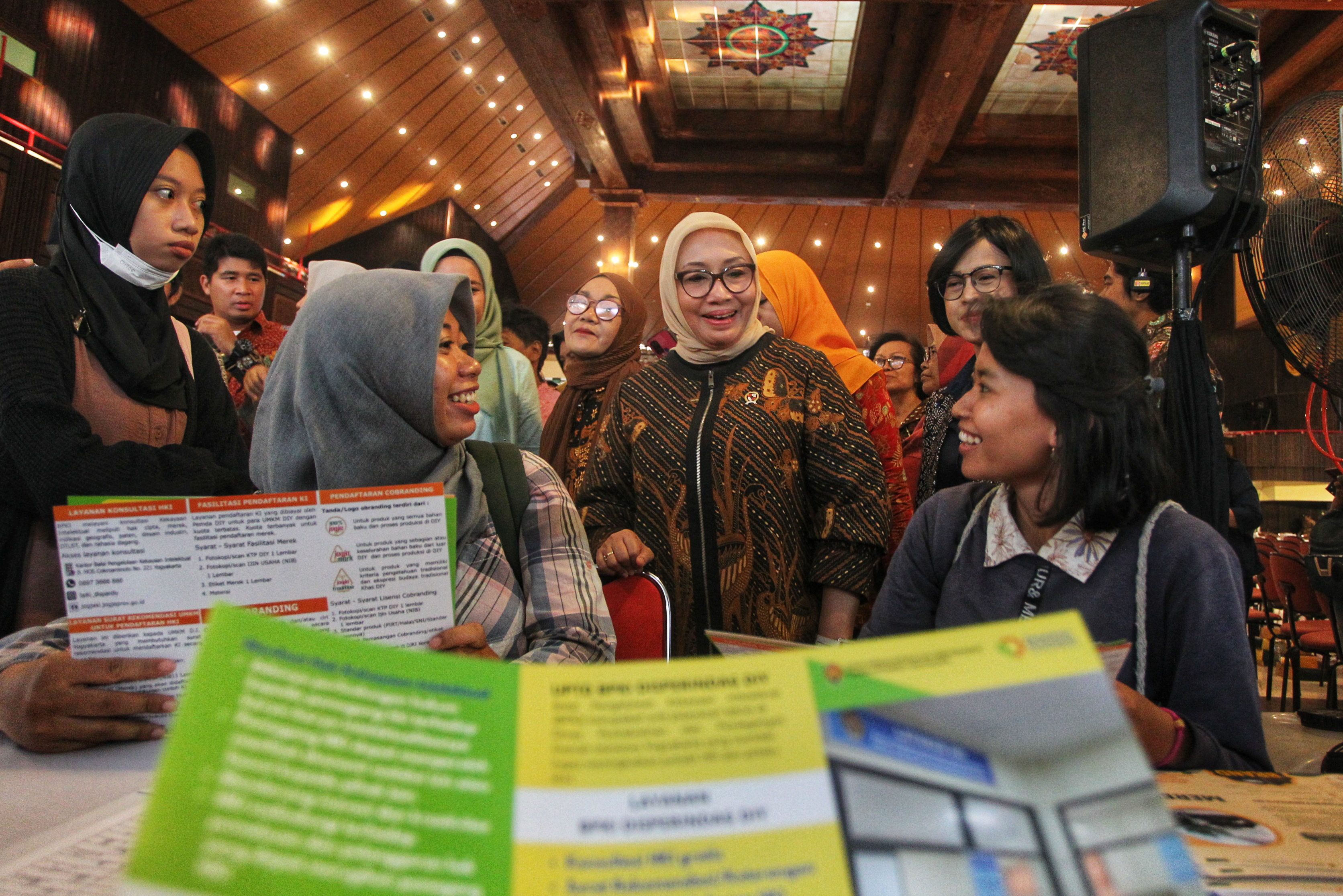Menteri Pemberdayaan Perempuan dan Perlindungan Anak (PPPA) Arifah Choiri Fauzi meninjau produk UMKM dalam acara Rembug Perempuan Jogja, di Grha Sabha Pramana UGM, Jogja, Kamis  (28/11).
