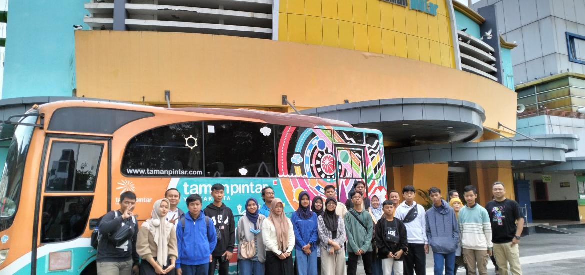 SEMANGAT - Perwakilan pelajar dari Jogjakarta saat persiapan menuju babak final Kompetisi Roket Air Nasiona di TMII Jakarta beberapa waktu lalu  &nbsp;