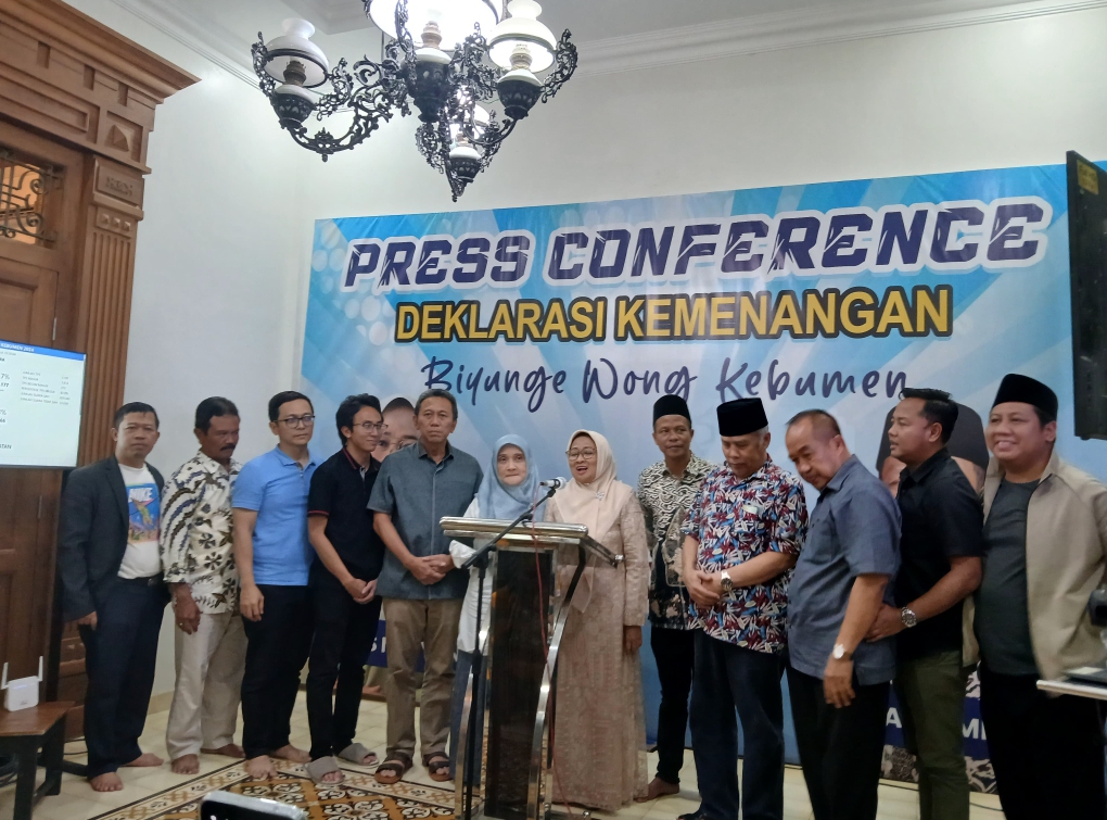 RAYAKAN KEMENANGAN : Pasangan Lilis-Zaeni bersama tim relawan mengumumkan kemenangan di Pilkada 2024. (