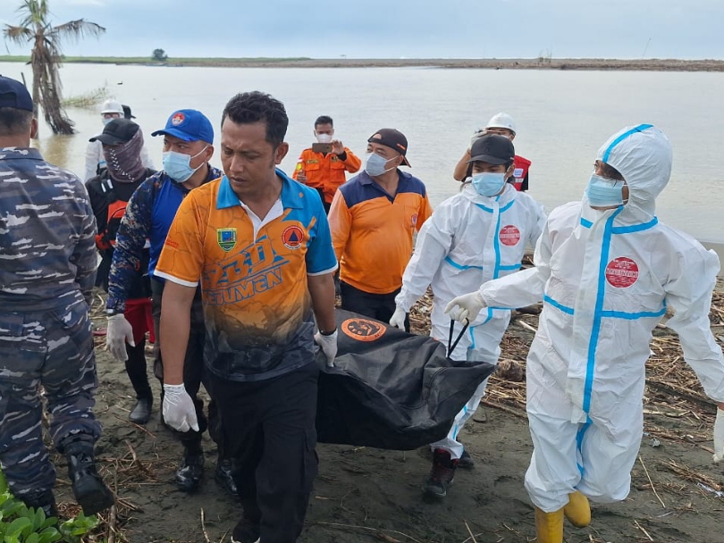 OPERASI SAR : Tim SAR gabungan mengevakuasi jenazah Mugiyanto, 33, seorang pengawas TPS yang hilang terseret arus Sungai Lukulo.