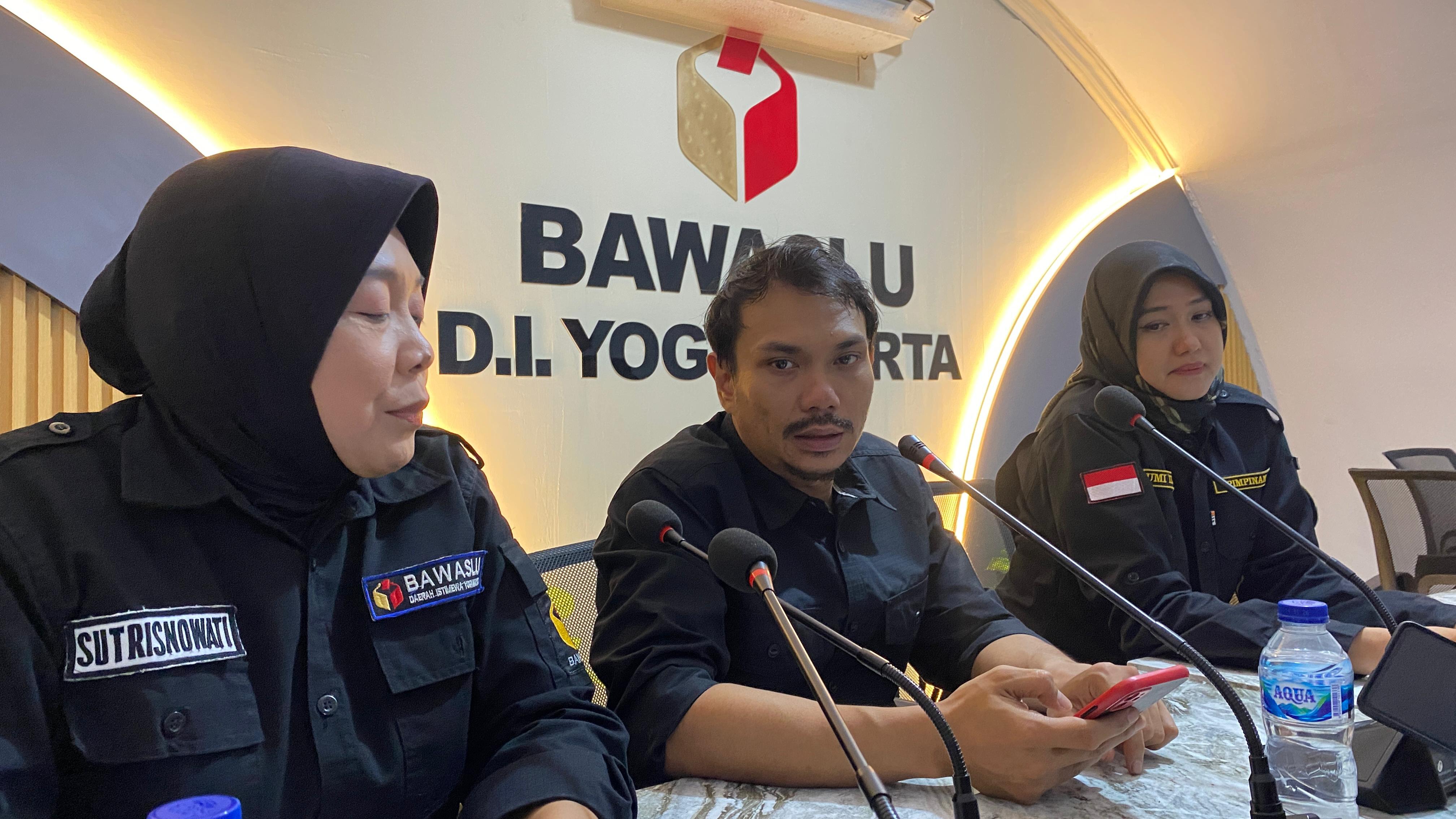 Koordinator Divisi Penanganan Pelanggaran Data dan Informasi Bawaslu DIY, Bayu Mardinta Kurniawan (tengah) dan Kordiv Pencegahan, Partisipasi Masyarakat dan Humas Bawaslu DIY Umi Illiyani (kanan).