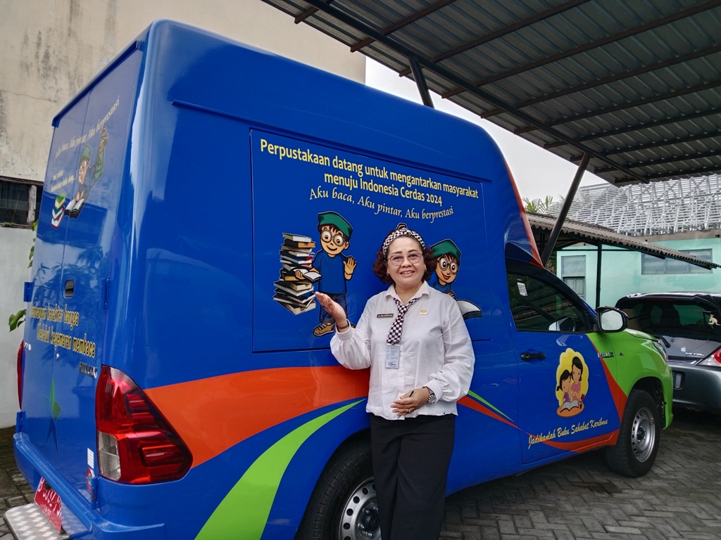 Christiana Rini Puspitasari menunjukkan armada perpustakaan keliling yang dimiliki.