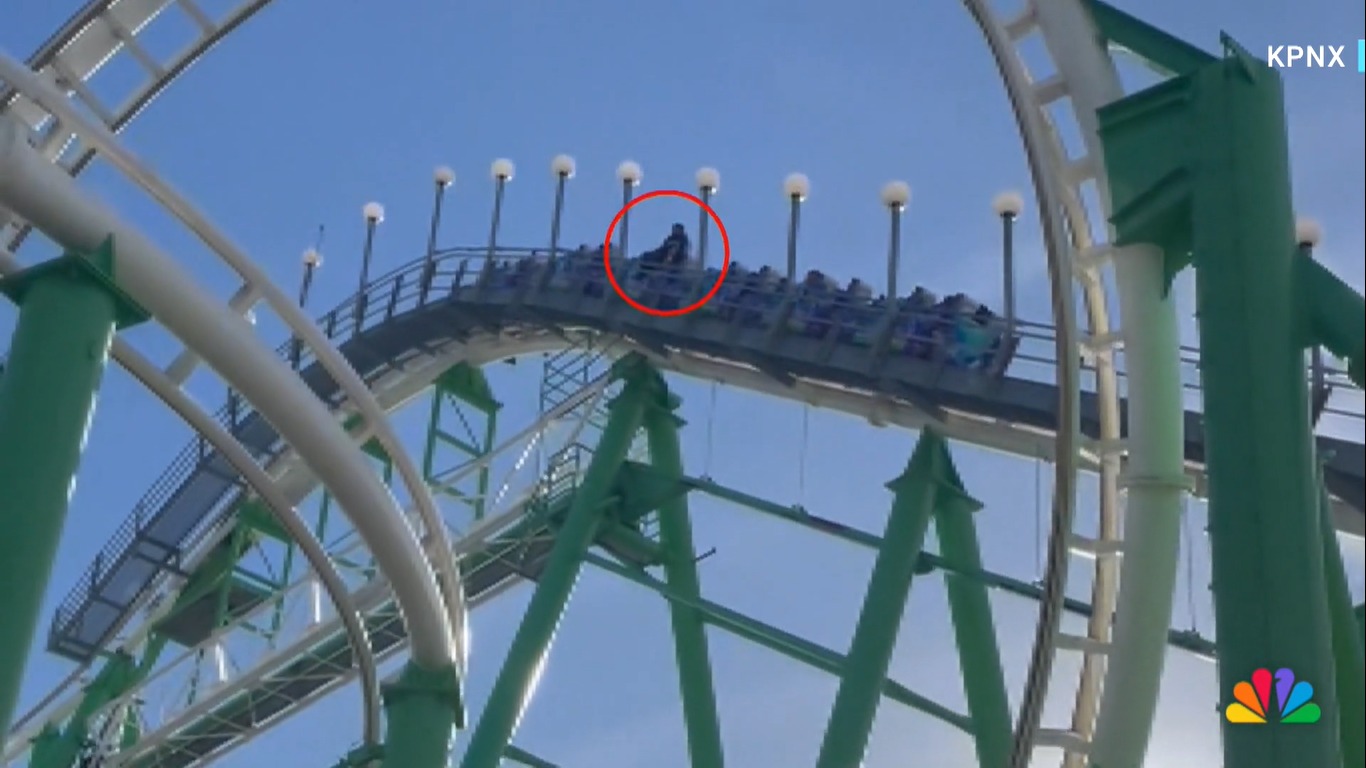 Seorang pria memanjat keluar dari roller coaster di Arizona yang sedang melaju.