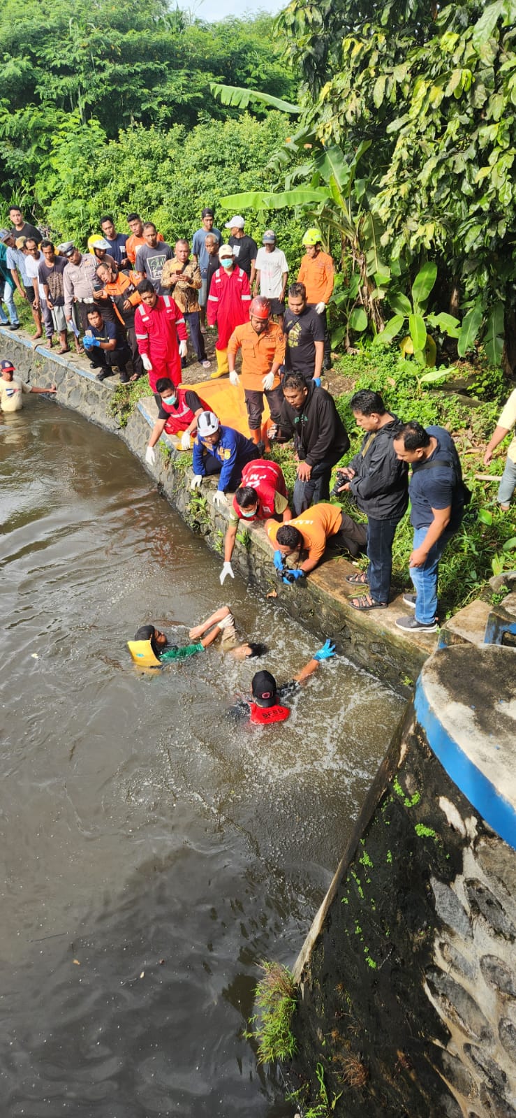 Proses evakuasi temuan mayat ternyata korban laka lantas tunggal dan tersangut di Dam Cangkring, Mulyodadi, Bambanglipuro, Bantul, Kamis (28/11/2024).