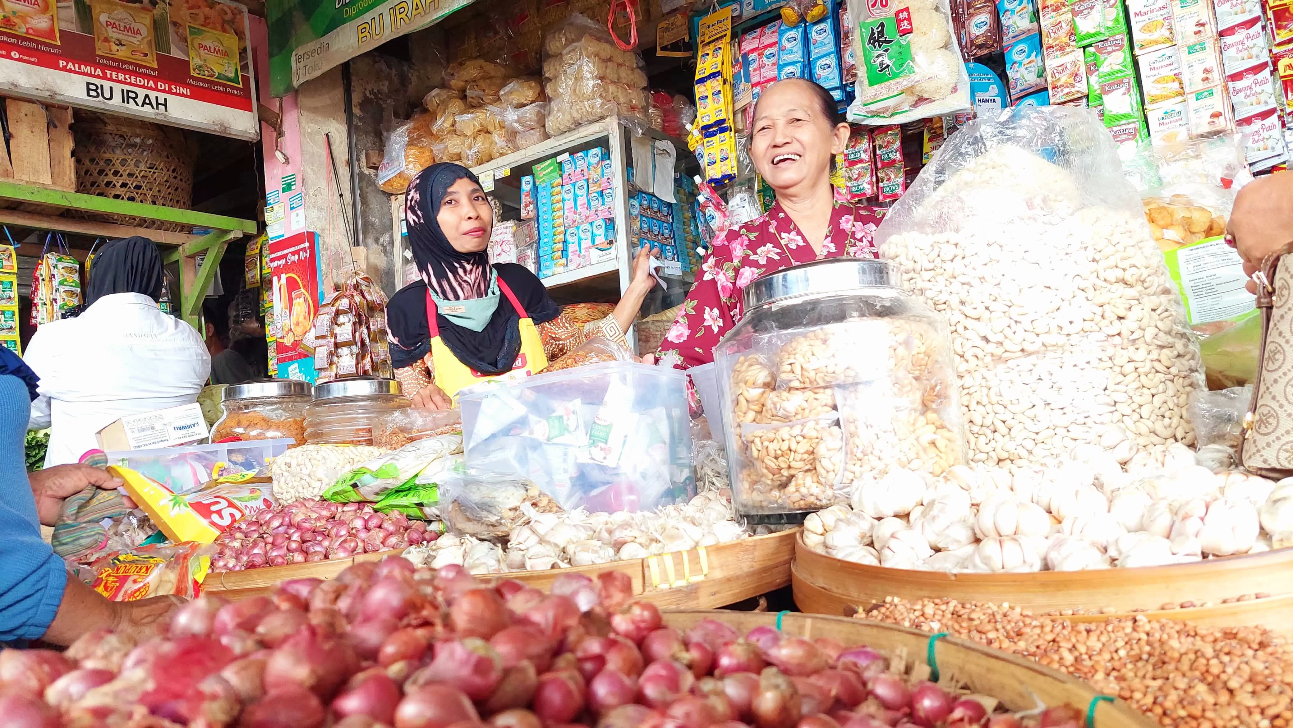 BERJUALAN: Penjual bawang merah di Pasar Wates menawarkan dagangannya.&nbsp;