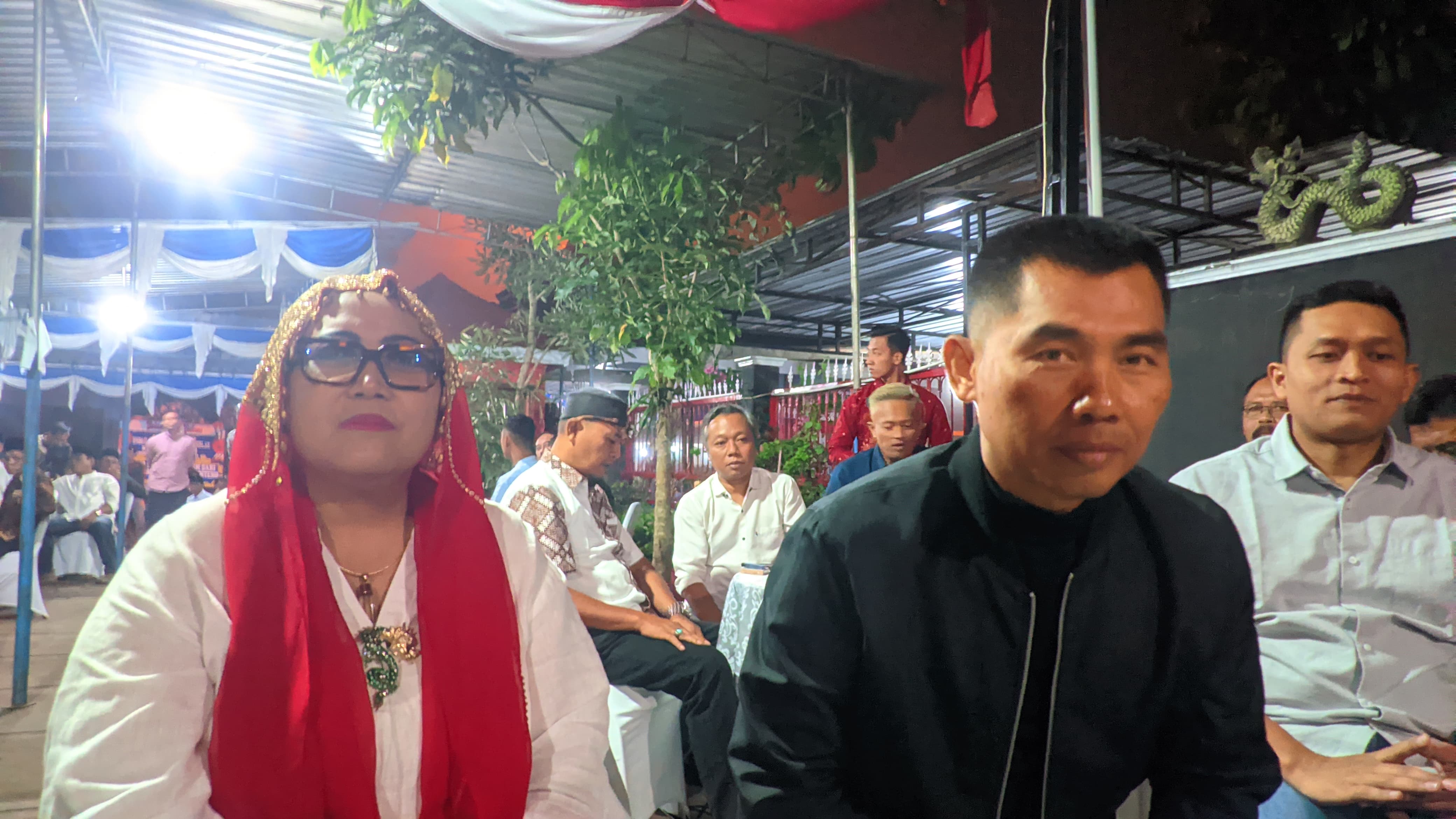 JIWA PERWIRA: Cabup nomor urut 3 Sunaryanta menyambangi kediaman cabup nomor 1 Endah Subekti Kuntariningsih di Kalurahan Kenteng, Ponjong, Gunungkidul, tadi malam (28/11).