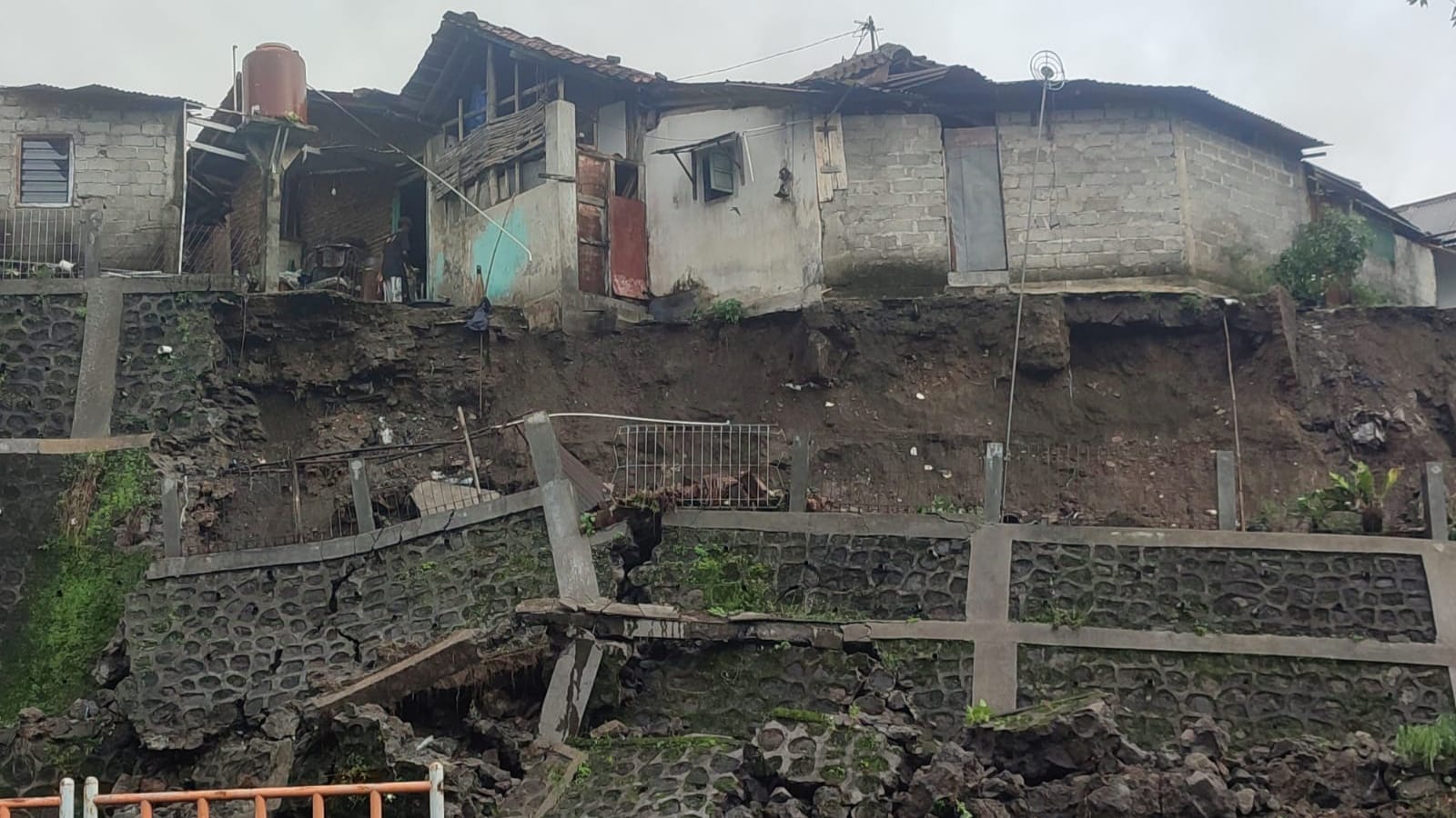 Sebuah talud Sungai Winongo tepatnya di RT.5/RW.1,  Ngampilan, Kota Jogja longsor pada Kamis (28/11). Meskipun tidak ada korban jiwa dari peristiwa itu, longsornya talud mengancam sejumlah rumah